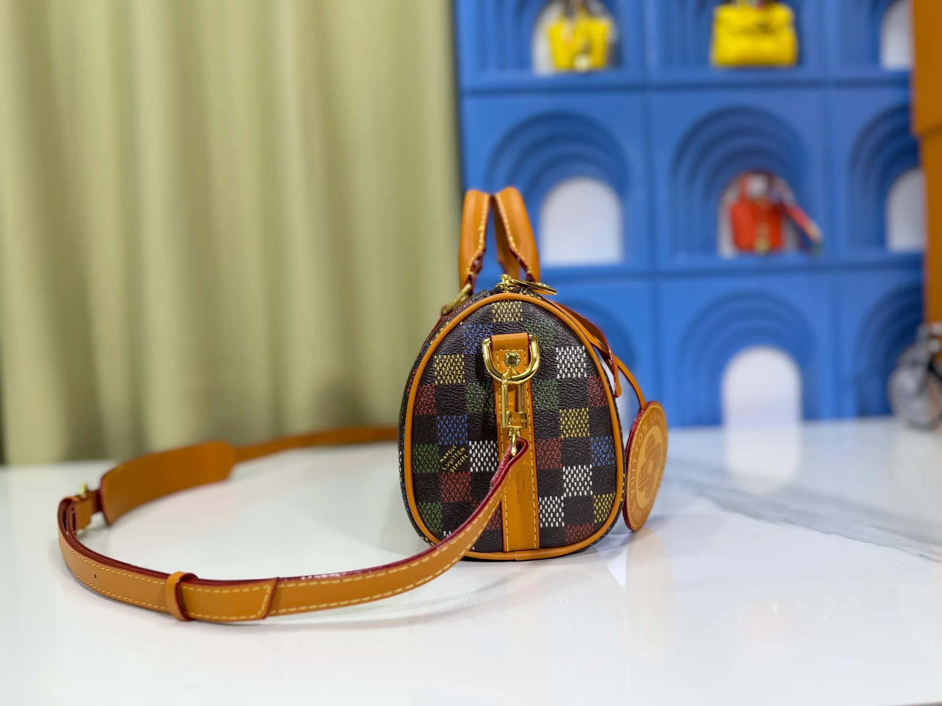 P240 Upgraded original version M00148 color gradient pattern M13866 foggy lake color men's bag pillow bag speedy Hr series This Keepall 25 handbag is made of Monogram Eclipse Reverse canvas, showing an elegant reinterpretation of Louis Vuitton's classic pattern. Reinforced straps and leather name tags are signature elements of the Keepall collection, while a zipper closure keeps personal items safe and secure. Dimensions 25.0 x 15.0 x 11.0cm (length x height x width