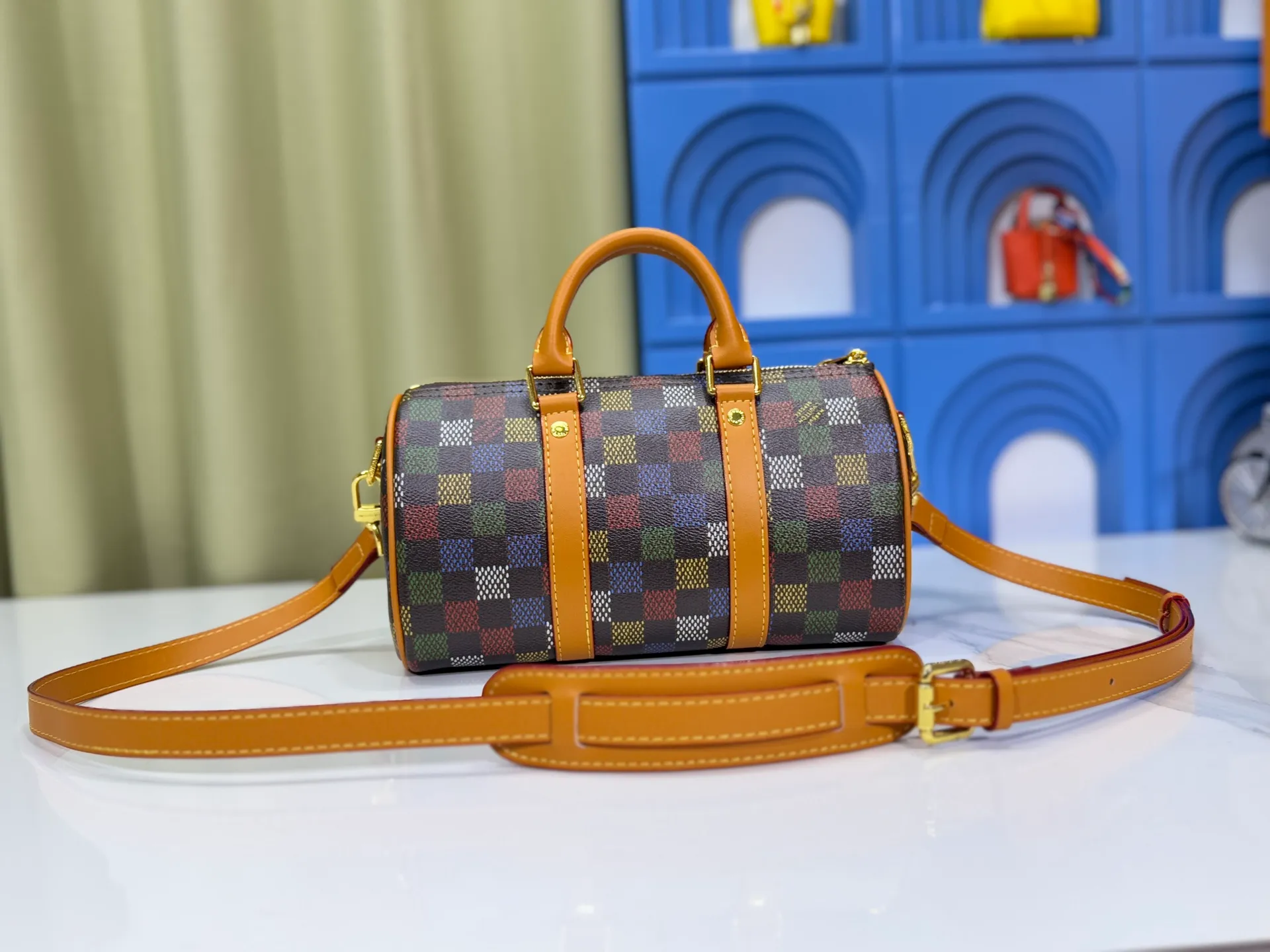 P240 Upgraded original version M00148 color gradient pattern M13866 foggy lake color men's bag pillow bag speedy Hr series This Keepall 25 handbag is made of Monogram Eclipse Reverse canvas, showing an elegant reinterpretation of Louis Vuitton's classic pattern. Reinforced straps and leather name tags are signature elements of the Keepall collection, while a zipper closure keeps personal items safe and secure. Dimensions 25.0 x 15.0 x 11.0cm (length x height x width
