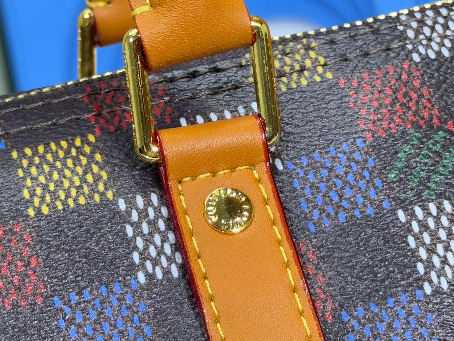 P240 Upgraded original version M00148 color gradient pattern M13866 foggy lake color men's bag pillow bag speedy Hr series This Keepall 25 handbag is made of Monogram Eclipse Reverse canvas, showing an elegant reinterpretation of Louis Vuitton's classic pattern. Reinforced straps and leather name tags are signature elements of the Keepall collection, while a zipper closure keeps personal items safe and secure. Dimensions 25.0 x 15.0 x 11.0cm (length x height x width