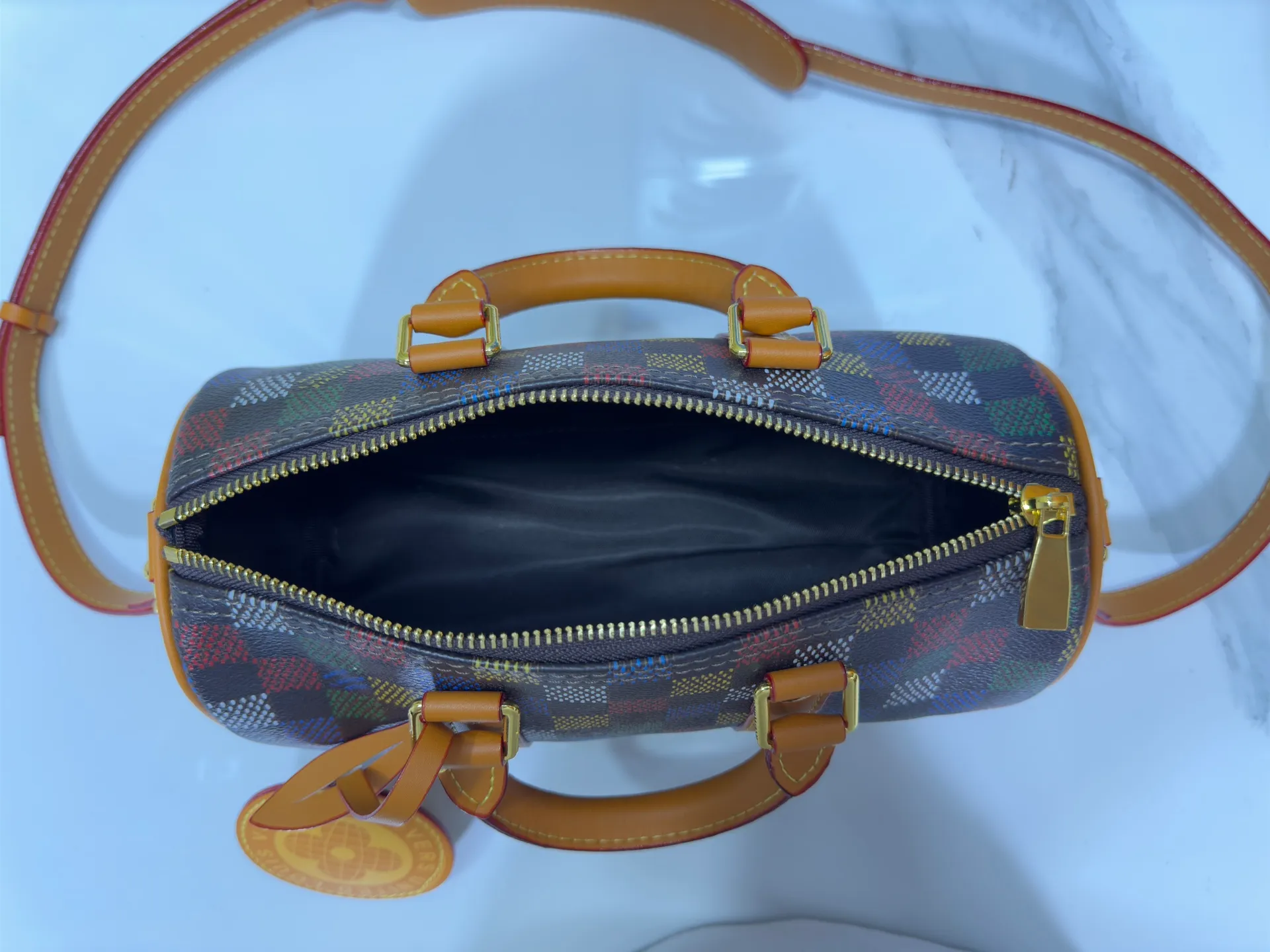 P240 Upgraded original version M00148 color gradient pattern M13866 foggy lake color men's bag pillow bag speedy Hr series This Keepall 25 handbag is made of Monogram Eclipse Reverse canvas, showing an elegant reinterpretation of Louis Vuitton's classic pattern. Reinforced straps and leather name tags are signature elements of the Keepall collection, while a zipper closure keeps personal items safe and secure. Dimensions 25.0 x 15.0 x 11.0cm (length x height x width