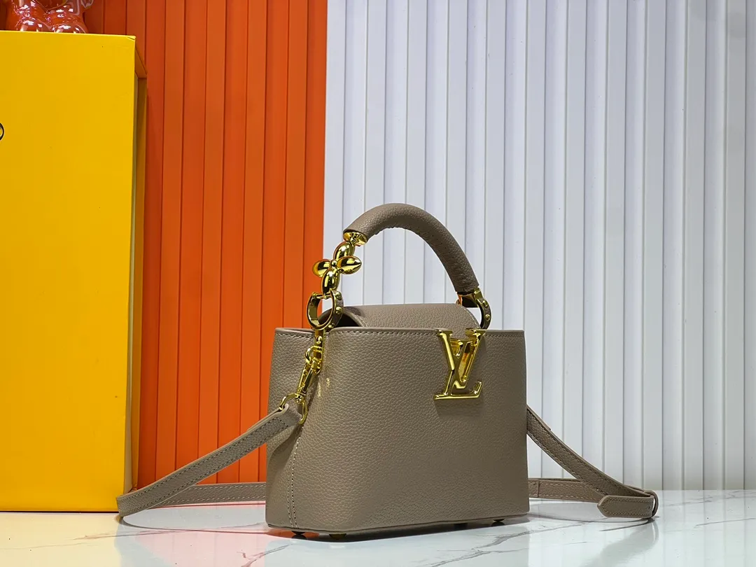 Batch 360💰Upgraded original M23943 M23944 M23945 M24698 M24989 This Capucines mini handbag incorporates exquisite Monogram flowers on the handle, presenting the three-dimensional look of the LV logo with delicate brushstrokes, injecting dazzling luster into the soft design. Full-grain Taurillon leather is designed to fit a smartphone, short wallet and other small essentials. Dimensions: Small 21.0 x 14.0 x 8.0 cm (L x H x W) Large 27x 17.5 x 9.0 cm (L x H x W)