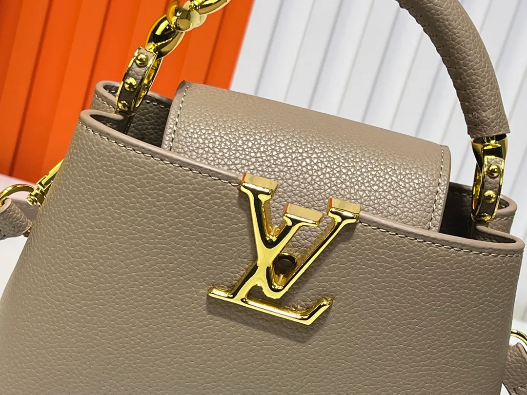 Batch 360💰Upgraded original M23943 M23944 M23945 M24698 M24989 This Capucines mini handbag incorporates exquisite Monogram flowers on the handle, presenting the three-dimensional look of the LV logo with delicate brushstrokes, injecting dazzling luster into the soft design. Full-grain Taurillon leather is designed to fit a smartphone, short wallet and other small essentials. Dimensions: Small 21.0 x 14.0 x 8.0 cm (L x H x W) Large 27x 17.5 x 9.0 cm (L x H x W)