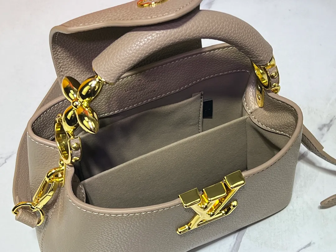 Batch 360💰Upgraded original M23943 M23944 M23945 M24698 M24989 This Capucines mini handbag incorporates exquisite Monogram flowers on the handle, presenting the three-dimensional look of the LV logo with delicate brushstrokes, injecting dazzling luster into the soft design. Full-grain Taurillon leather is designed to fit a smartphone, short wallet and other small essentials. Dimensions: Small 21.0 x 14.0 x 8.0 cm (L x H x W) Large 27x 17.5 x 9.0 cm (L x H x W)