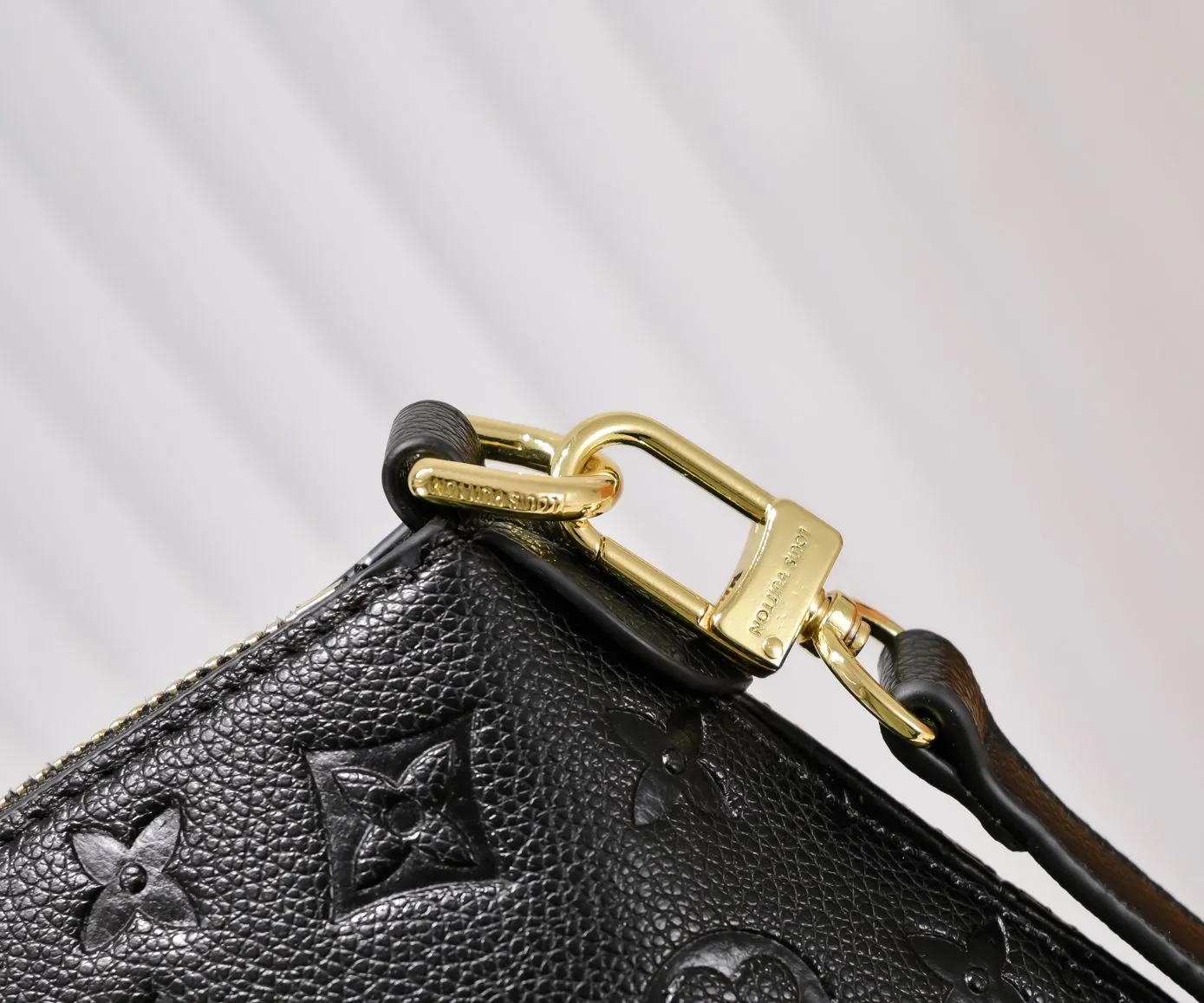 Batch 340💰Top original embossed presbyopia guaranteed double-sided discoloration yellow leather M45986 small size pressed M45987 large size Boétie small zipper tote bag made of Monogram canvas, leather trim and fabric lining, with padlock and LV embossed leather tag. The soft texture ensures everyday comfort, while dual phone pockets and internal patch pockets add functional details. Small size 25 x 23 x 14 Large size: 31.5 x 28 x 16 cm