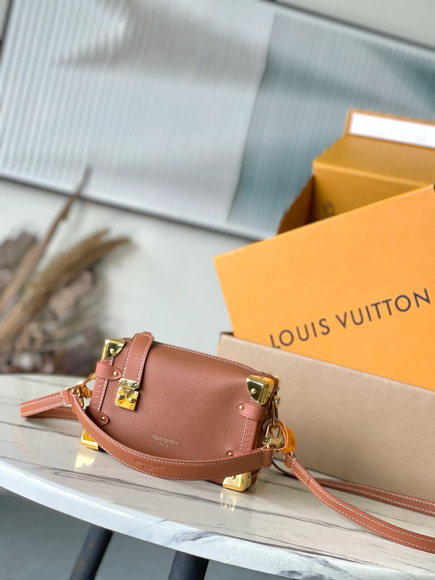 💰1200 (first-grain leather) top original order M15224 This Side Trunk small handbag uses fine leather to contrast the metallic luster of the S-lock buckle and hard-case style details, paying tribute to Louis Vuitton's trunk-making heritage. The exquisite design collects everything you need in an orderly manner, making it a perfect choice for day and night occasions. Dimensions: 19 × 12.5 × 7.5 cm