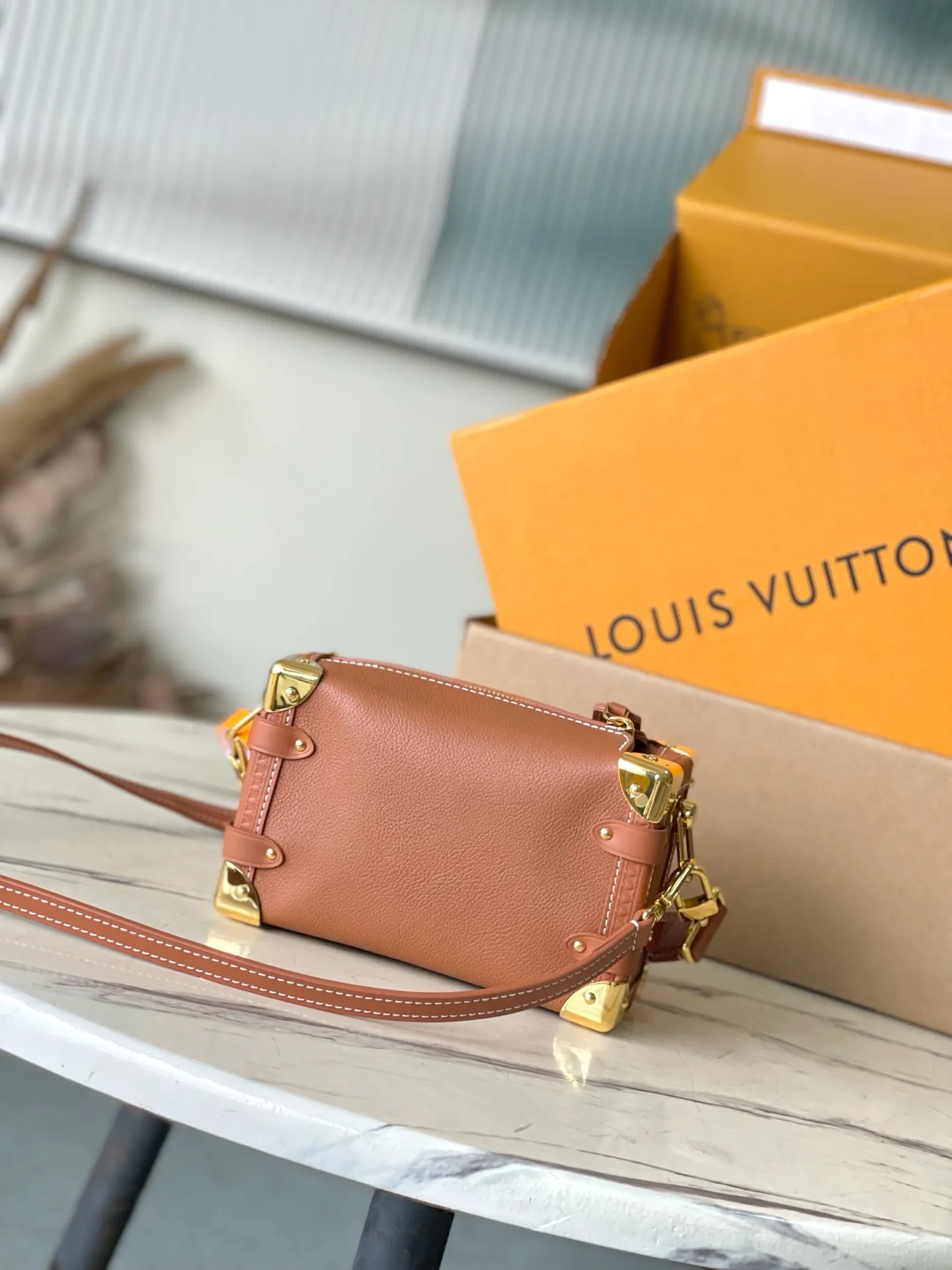 💰1200 (first-grain leather) top original order M15224 This Side Trunk small handbag uses fine leather to contrast the metallic luster of the S-lock buckle and hard-case style details, paying tribute to Louis Vuitton's trunk-making heritage. The exquisite design collects everything you need in an orderly manner, making it a perfect choice for day and night occasions. Dimensions: 19 × 12.5 × 7.5 cm