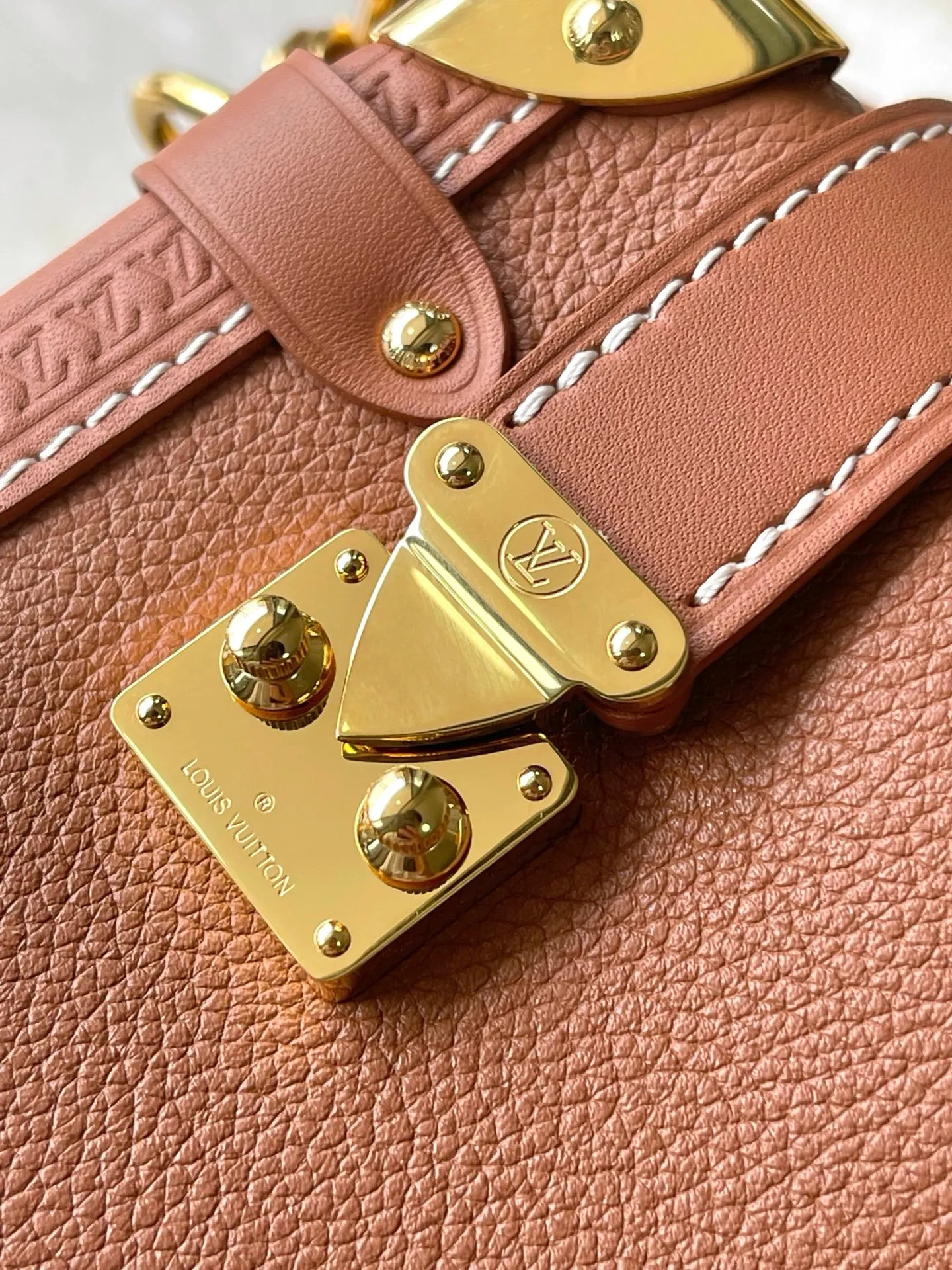 💰1200 (first-grain leather) top original order M15224 This Side Trunk small handbag uses fine leather to contrast the metallic luster of the S-lock buckle and hard-case style details, paying tribute to Louis Vuitton's trunk-making heritage. The exquisite design collects everything you need in an orderly manner, making it a perfect choice for day and night occasions. Dimensions: 19 × 12.5 × 7.5 cm