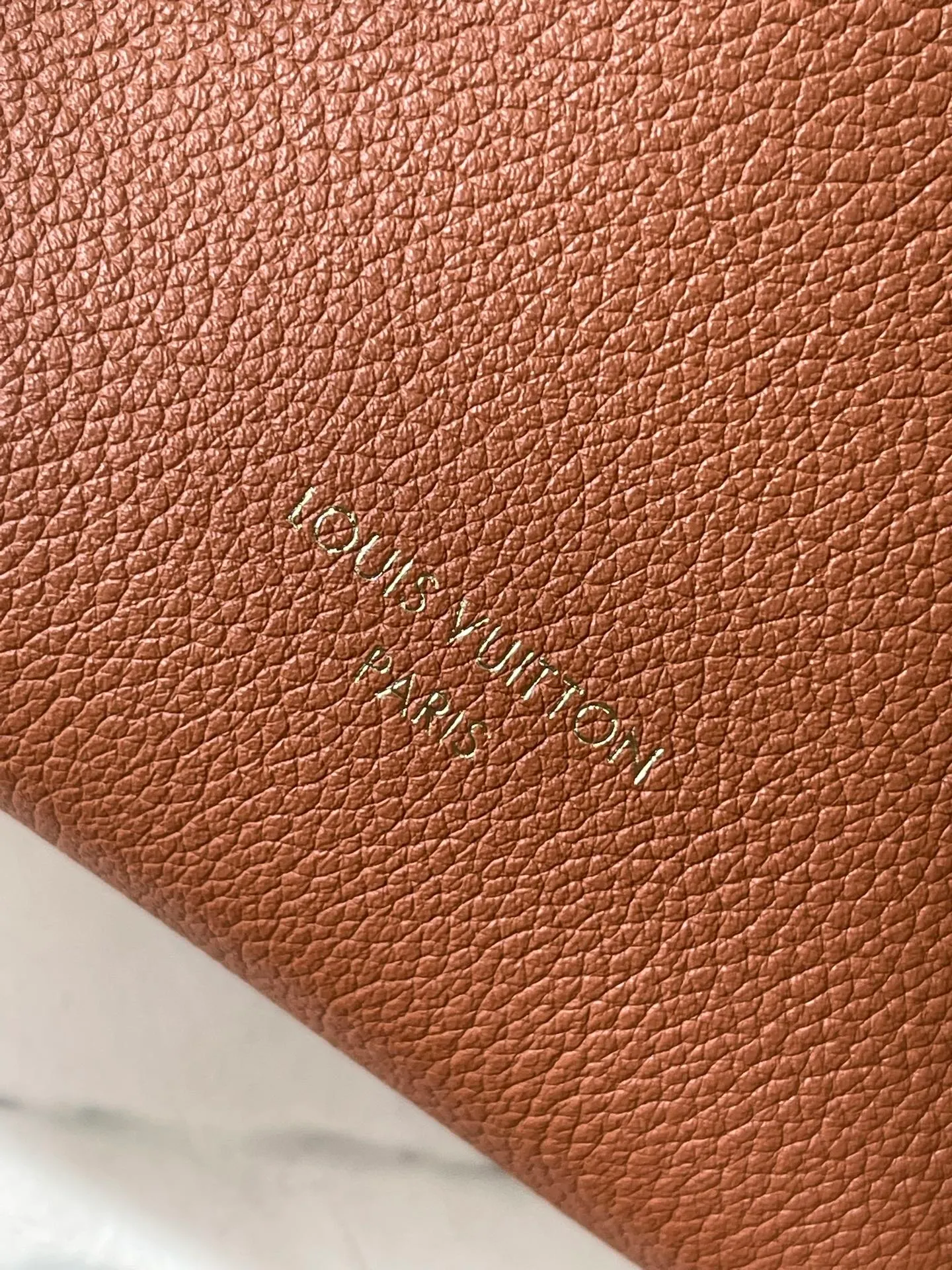 💰1200 (first-grain leather) top original order M15224 This Side Trunk small handbag uses fine leather to contrast the metallic luster of the S-lock buckle and hard-case style details, paying tribute to Louis Vuitton's trunk-making heritage. The exquisite design collects everything you need in an orderly manner, making it a perfect choice for day and night occasions. Dimensions: 19 × 12.5 × 7.5 cm
