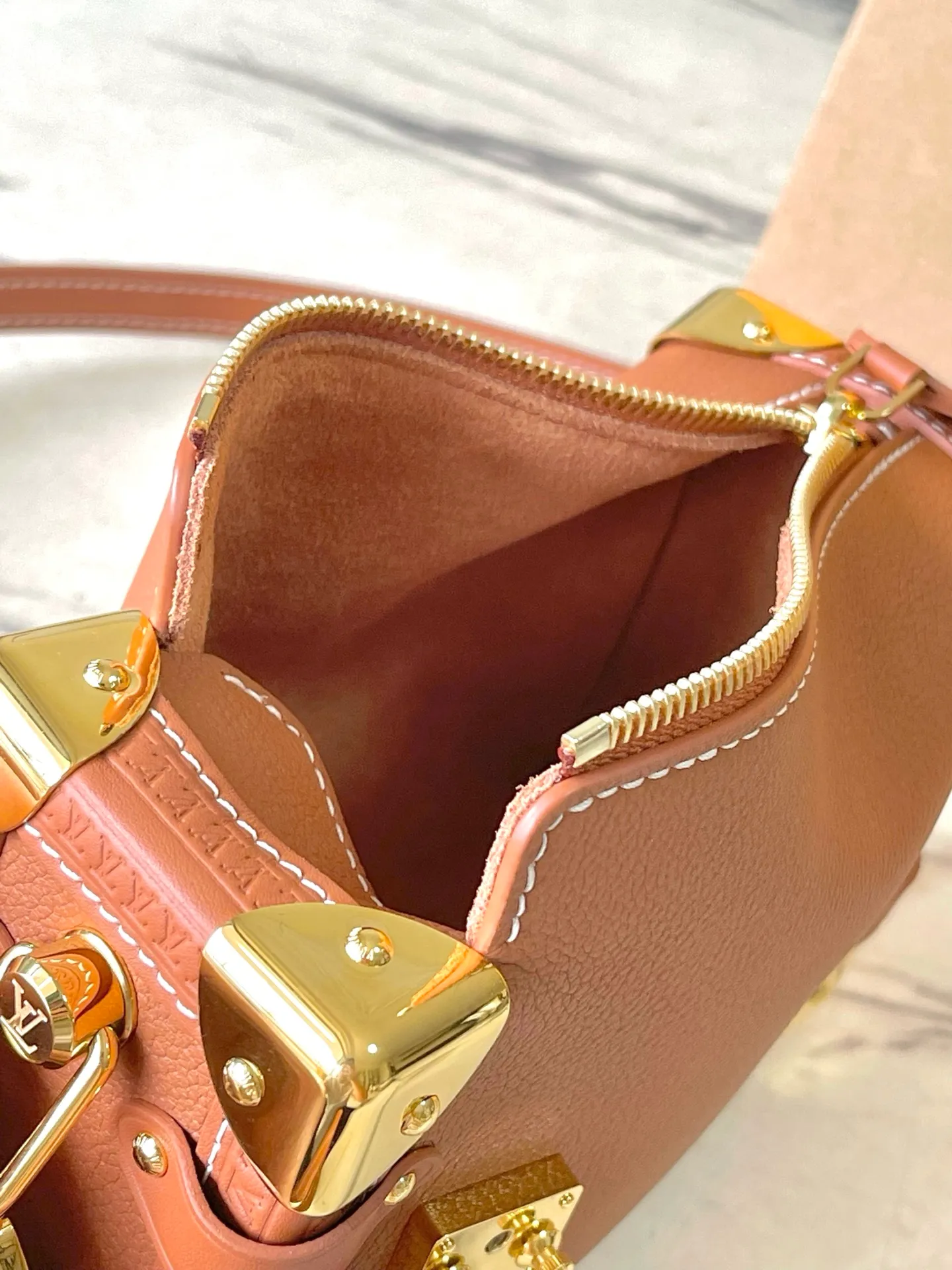 💰1200 (first-grain leather) top original order M15224 This Side Trunk small handbag uses fine leather to contrast the metallic luster of the S-lock buckle and hard-case style details, paying tribute to Louis Vuitton's trunk-making heritage. The exquisite design collects everything you need in an orderly manner, making it a perfect choice for day and night occasions. Dimensions: 19 × 12.5 × 7.5 cm