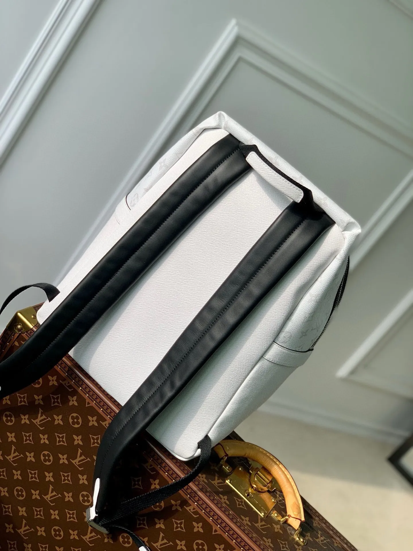 💰940 (first-grain leather) top original single M30953 M30230 white flower DISCOVERY small backpack Discovery small backpack combines Monogram canvas and Taïga leather, m30232 reinterprets the classic campus trend design. White flower cross pattern men's backpack oo[handshake][handshake] The glossy outer layer wraps two inner pockets and an iPad inner pocket, and two adjustable leather shoulder straps ensure comfortable carrying. 40x30x20cm.