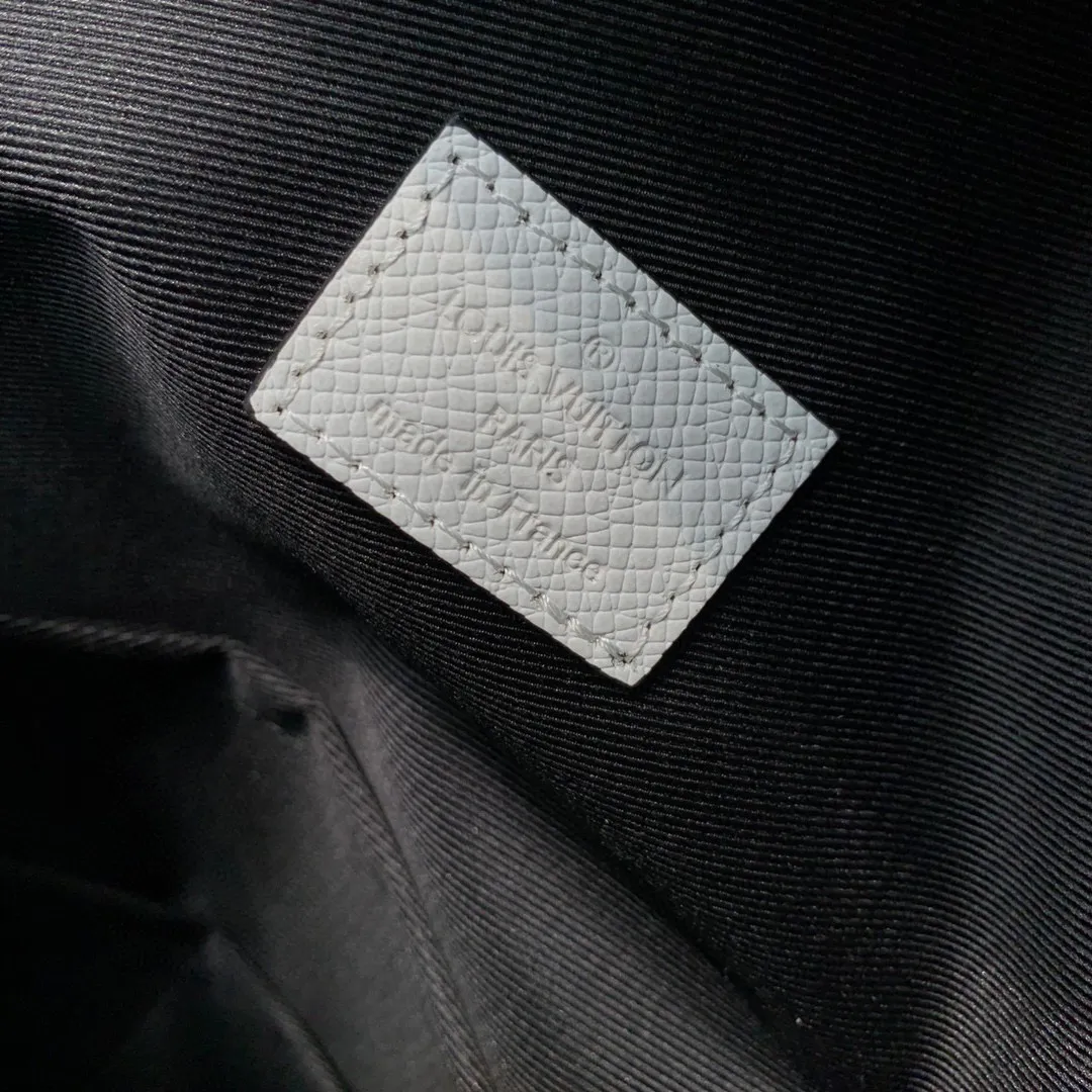 💰940 (first-grain leather) top original single M30953 M30230 white flower DISCOVERY small backpack Discovery small backpack combines Monogram canvas and Taïga leather, m30232 reinterprets the classic campus trend design. White flower cross pattern men's backpack oo[handshake][handshake] The glossy outer layer wraps two inner pockets and an iPad inner pocket, and two adjustable leather shoulder straps ensure comfortable carrying. 40x30x20cm.