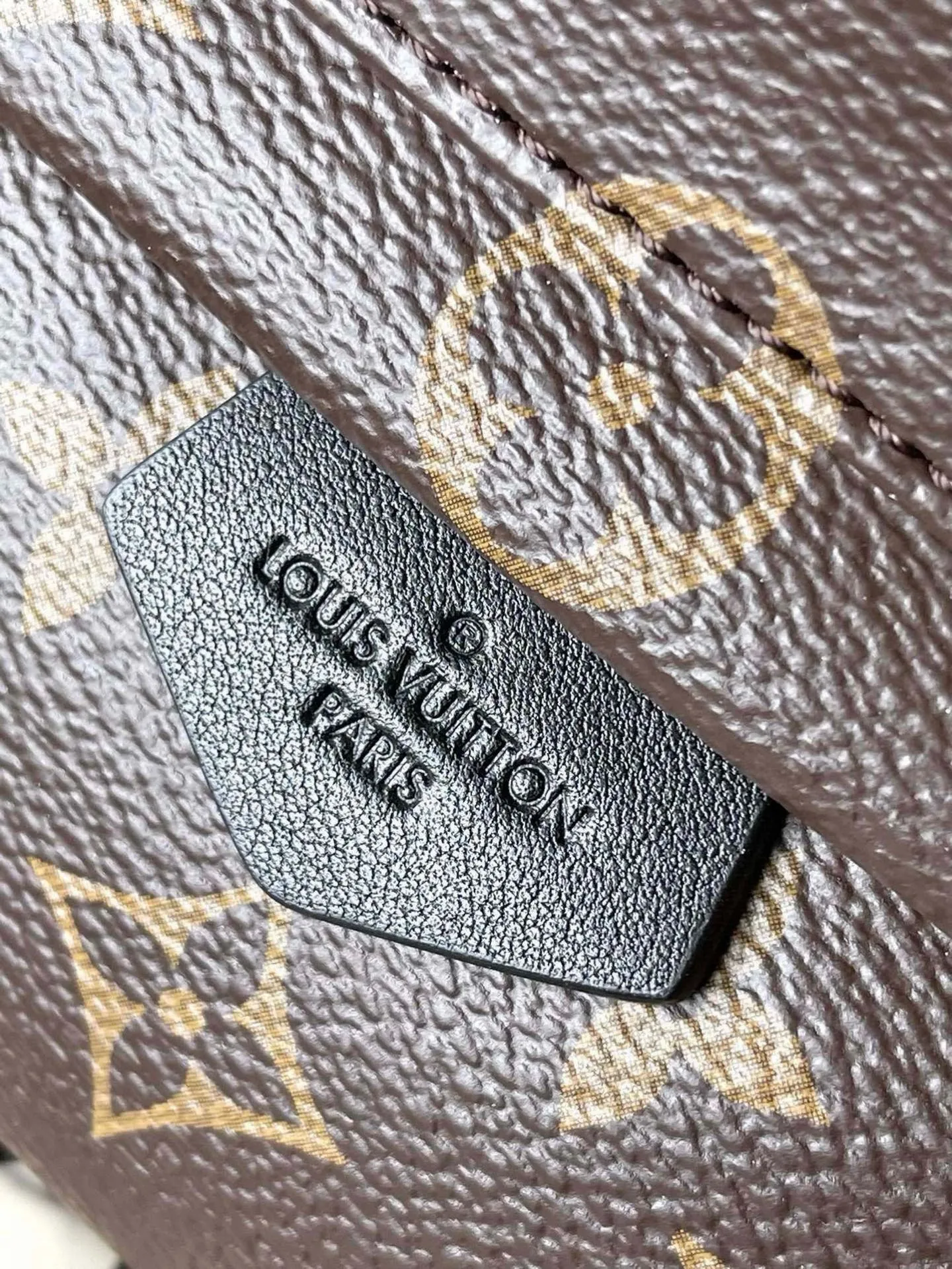 💰720 Top original M44873 presbyopic mini backpack.  Nicolas Ghesquière gives this backpack an astonishing style change, transforming a simple daily necessities into a fashionable and extremely charming urban bag. This mini backpack made of soft Monogram canvas is petite and cute, and has multi-purpose straps for easy cross-body wear. Monogram coated canvas material - Soft calfskin trim, foam backing - Padded leather top handles - Pair of adjustable shoulder straps - Nylon lining - Gold-tone hardware - Engraved zipper puller - Zippered front pocket on the outside of the bag - Flat inner pocket ✈️Size: 16X20X9cm