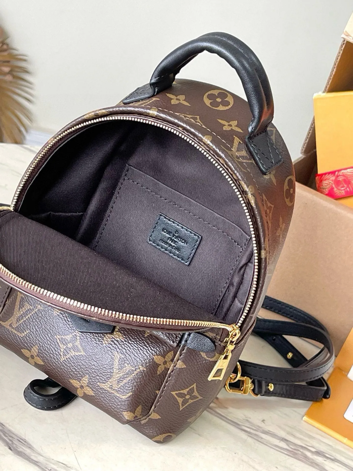 💰720 Top original M44873 presbyopic mini backpack.  Nicolas Ghesquière gives this backpack an astonishing style change, transforming a simple daily necessities into a fashionable and extremely charming urban bag. This mini backpack made of soft Monogram canvas is petite and cute, and has multi-purpose straps for easy cross-body wear. Monogram coated canvas material - Soft calfskin trim, foam backing - Padded leather top handles - Pair of adjustable shoulder straps - Nylon lining - Gold-tone hardware - Engraved zipper puller - Zippered front pocket on the outside of the bag - Flat inner pocket ✈️Size: 16X20X9cm