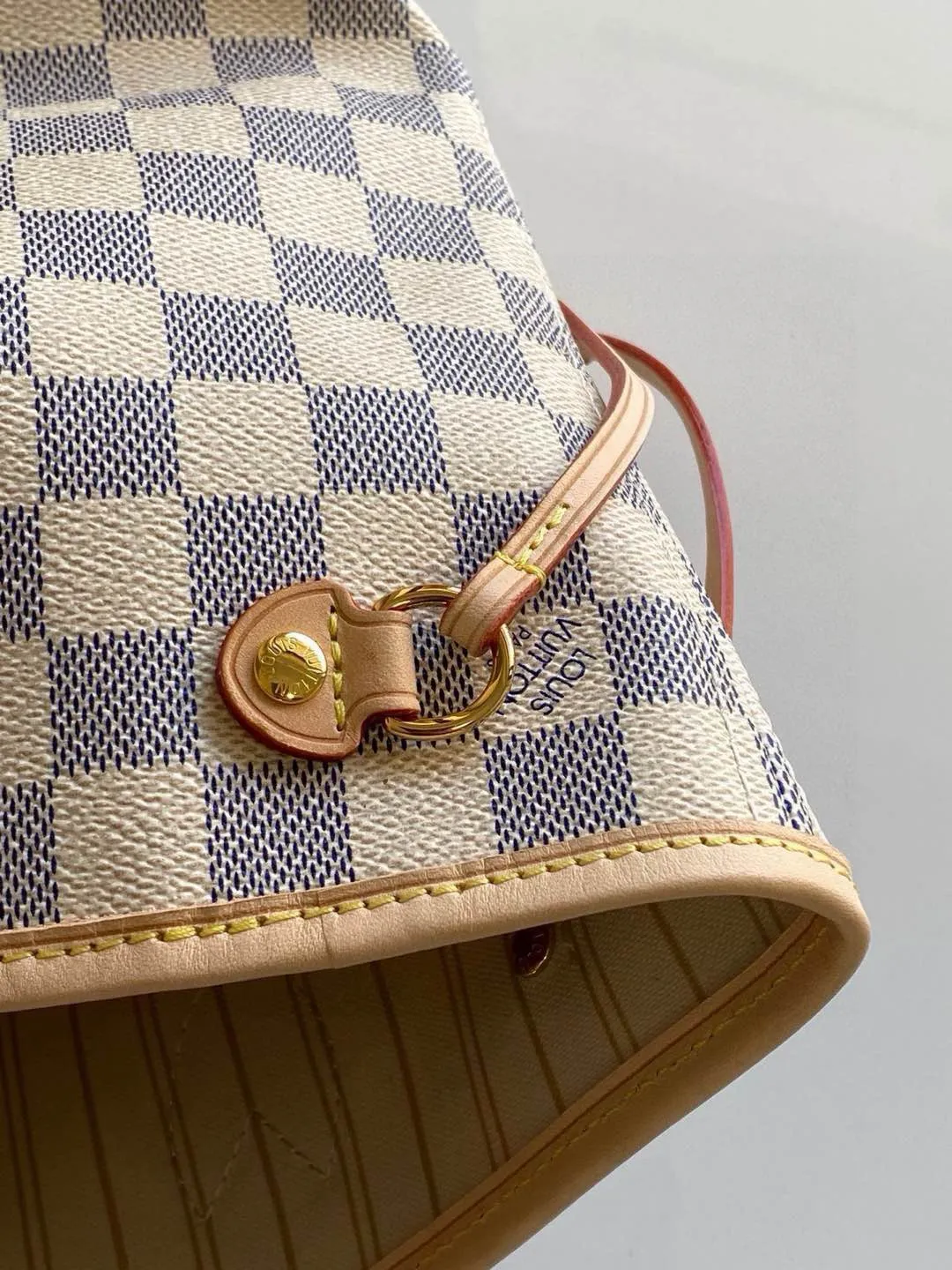 💰780 (small steel nails) top original order N41362 NEVERFULL small handbag Neverfull small handbag has a crisp shape and classic design. It is an elegant urban handbag. Its spacious interior also makes this classic bag an ideal choice for travel. The Neverfull small tote in Damier Azur canvas has a soft yet sturdy feel that maintains its exterior lines no matter what's inside. Detailed Features 29 x 21 x 12 cm (Length x Height x Width) Bag interior redesigned with vintage details inspired by the Louis Vuitton archives - Fabric-lined interior pocket Removable zippered clutch with matching interior Natural cowhide leather trim Shiny gold-tone brass hardware Handles: Double handle