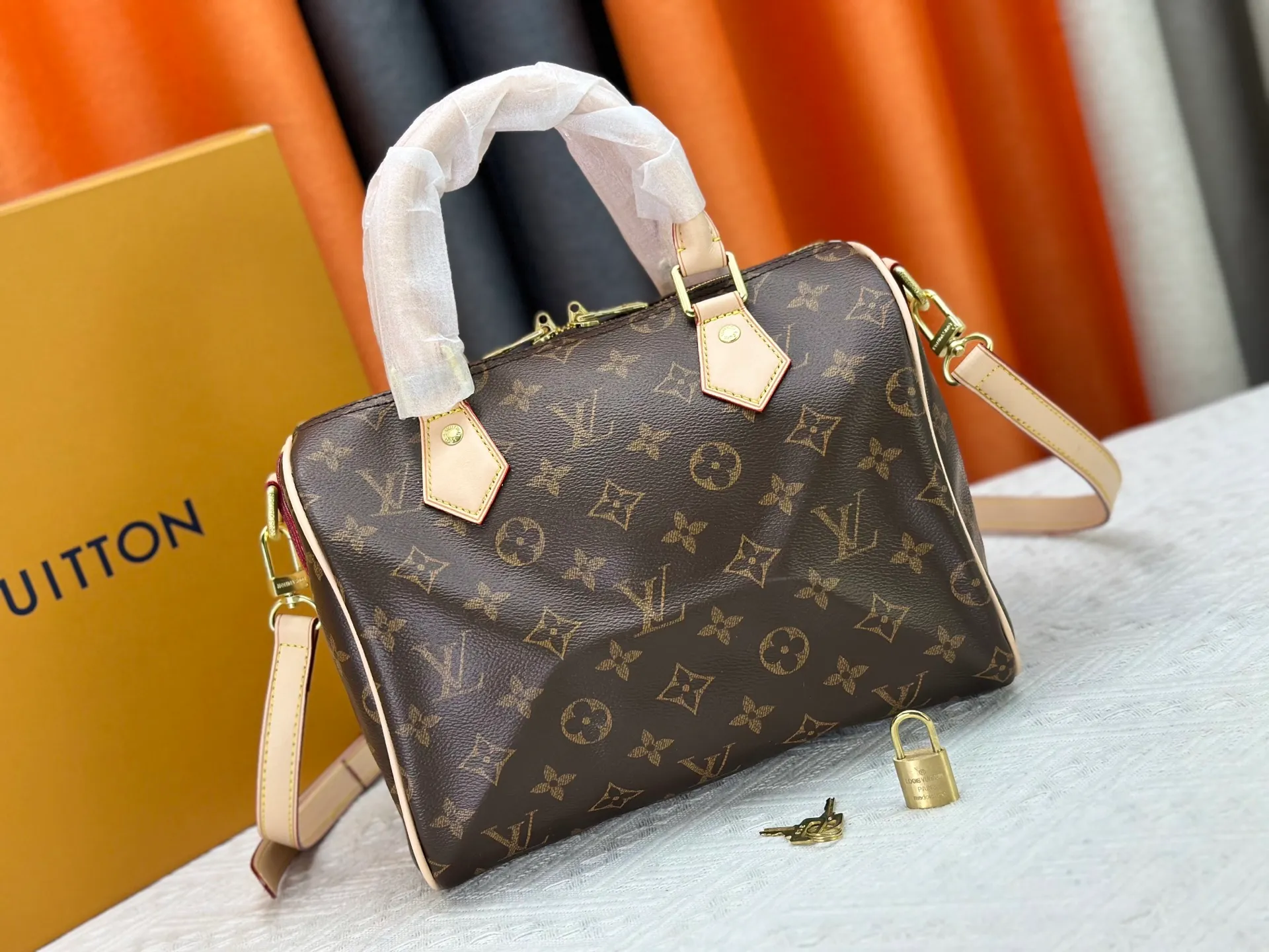 P240 P250 P260 high-definition shooting quality as shown in the picture. Good quality, full of positive reputation! Highly recommended Speedy fashion hot model, classic Monogram canvas➕imported Italian discolored yellow leather trim➕high-end original hardware➕adjustable shoulder strap lock. It feels soft, highly practical, and can be called a classic. The upper body is super elegant. Brand: LouisVuitton! Model: Small 40390/Medium 40391/Large 40392! Material: Imported original leather! Size: small size 25*19*15, medium size 30*21*17, large size 35*23*18,