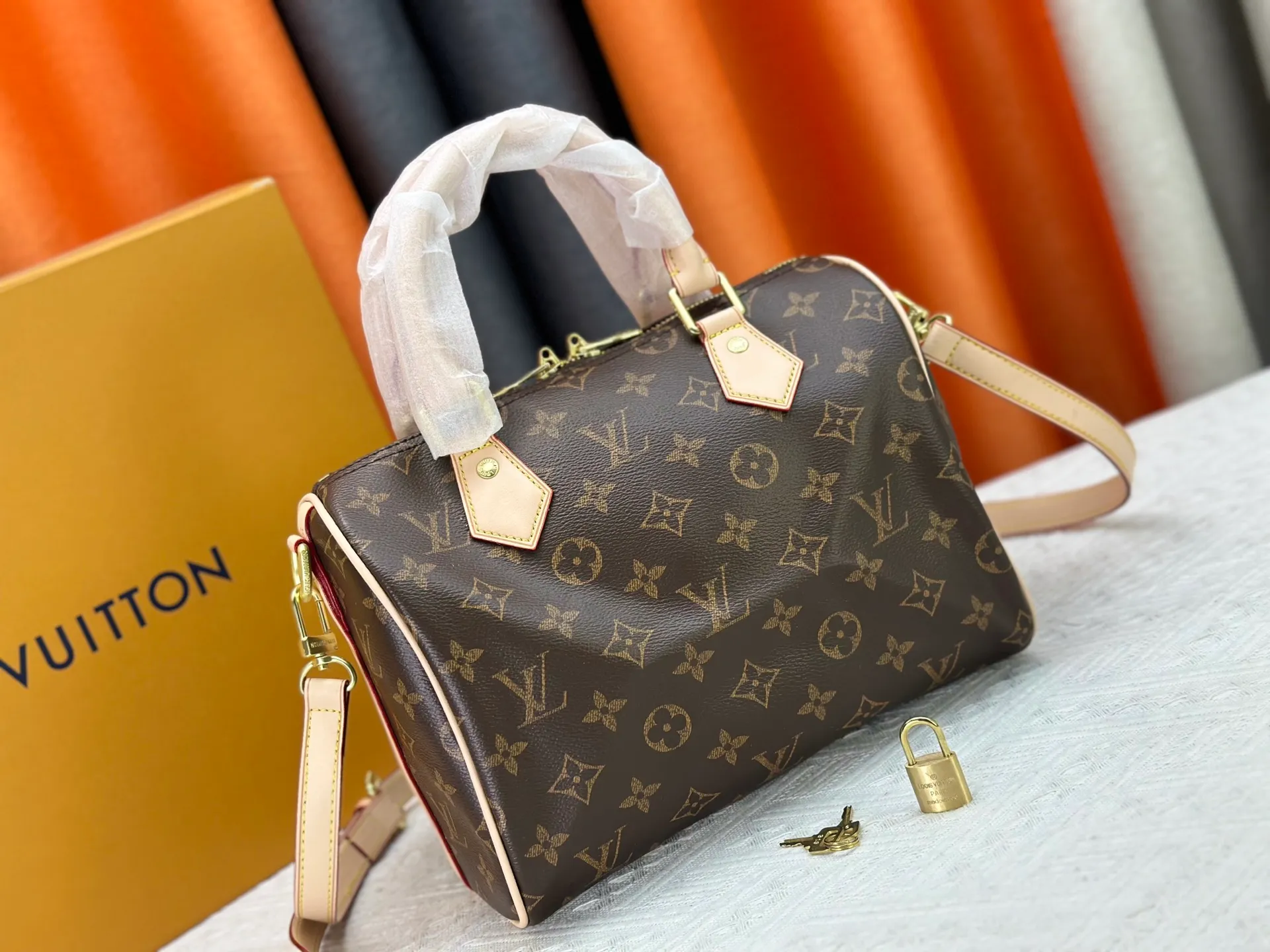 P240 P250 P260 high-definition shooting quality as shown in the picture. Good quality, full of positive reputation! Highly recommended Speedy fashion hot model, classic Monogram canvas➕imported Italian discolored yellow leather trim➕high-end original hardware➕adjustable shoulder strap lock. It feels soft, highly practical, and can be called a classic. The upper body is super elegant. Brand: LouisVuitton! Model: Small 40390/Medium 40391/Large 40392! Material: Imported original leather! Size: small size 25*19*15, medium size 30*21*17, large size 35*23*18,