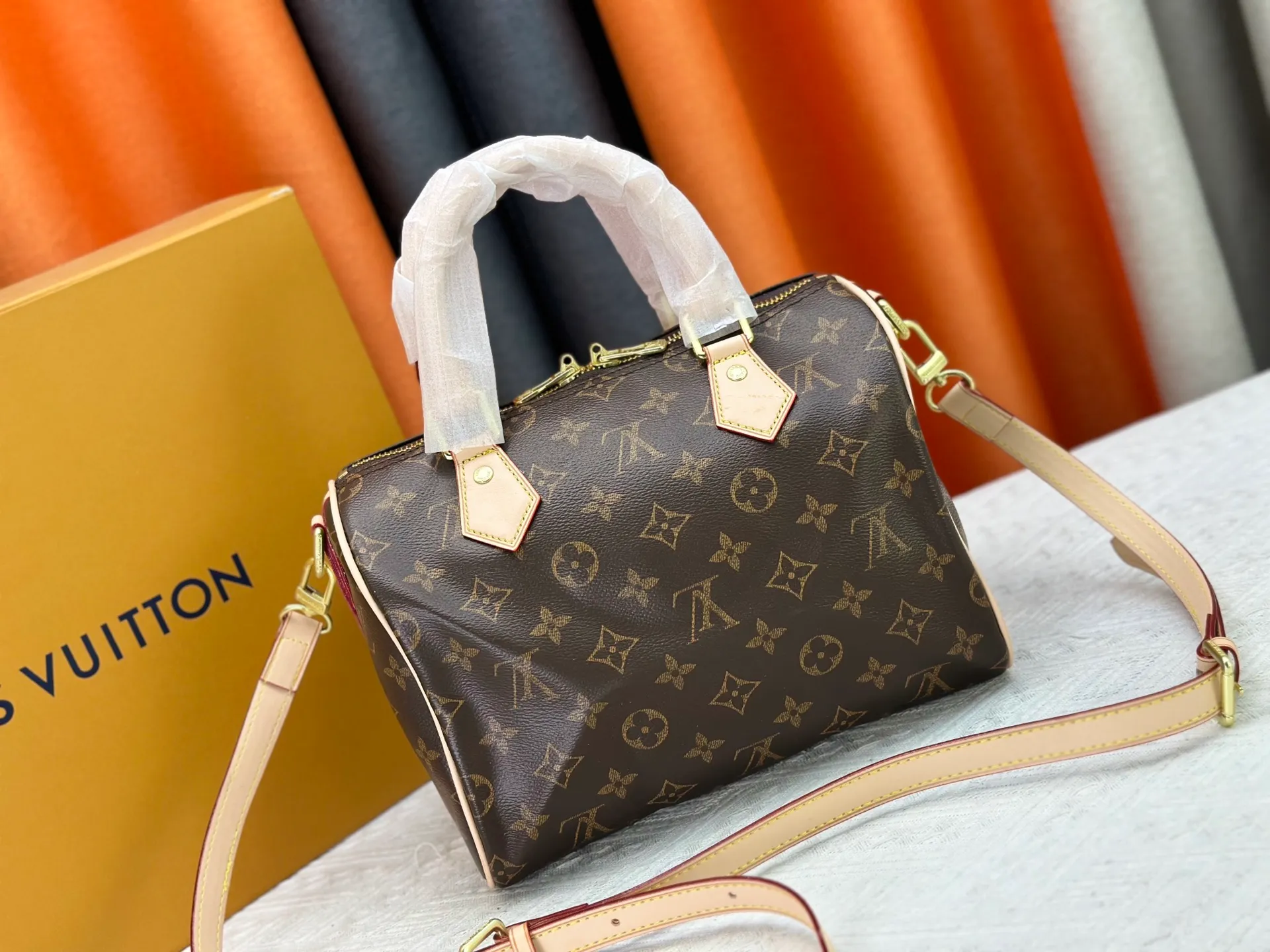 P240 P250 P260 high-definition shooting quality as shown in the picture. Good quality, full of positive reputation! Highly recommended Speedy fashion hot model, classic Monogram canvas➕imported Italian discolored yellow leather trim➕high-end original hardware➕adjustable shoulder strap lock. It feels soft, highly practical, and can be called a classic. The upper body is super elegant. Brand: LouisVuitton! Model: Small 40390/Medium 40391/Large 40392! Material: Imported original leather! Size: small size 25*19*15, medium size 30*21*17, large size 35*23*18,