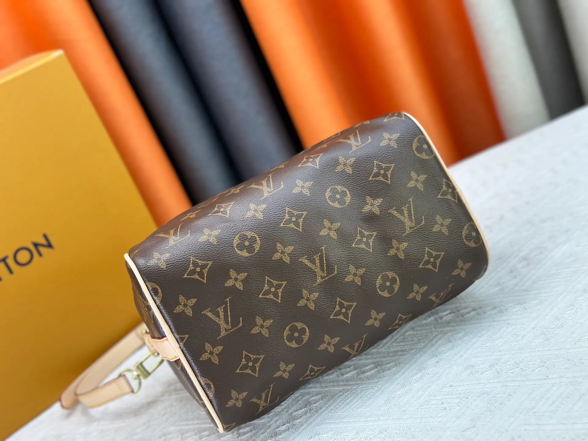 P240 P250 P260 high-definition shooting quality as shown in the picture. Good quality, full of positive reputation! Highly recommended Speedy fashion hot model, classic Monogram canvas➕imported Italian discolored yellow leather trim➕high-end original hardware➕adjustable shoulder strap lock. It feels soft, highly practical, and can be called a classic. The upper body is super elegant. Brand: LouisVuitton! Model: Small 40390/Medium 40391/Large 40392! Material: Imported original leather! Size: small size 25*19*15, medium size 30*21*17, large size 35*23*18,