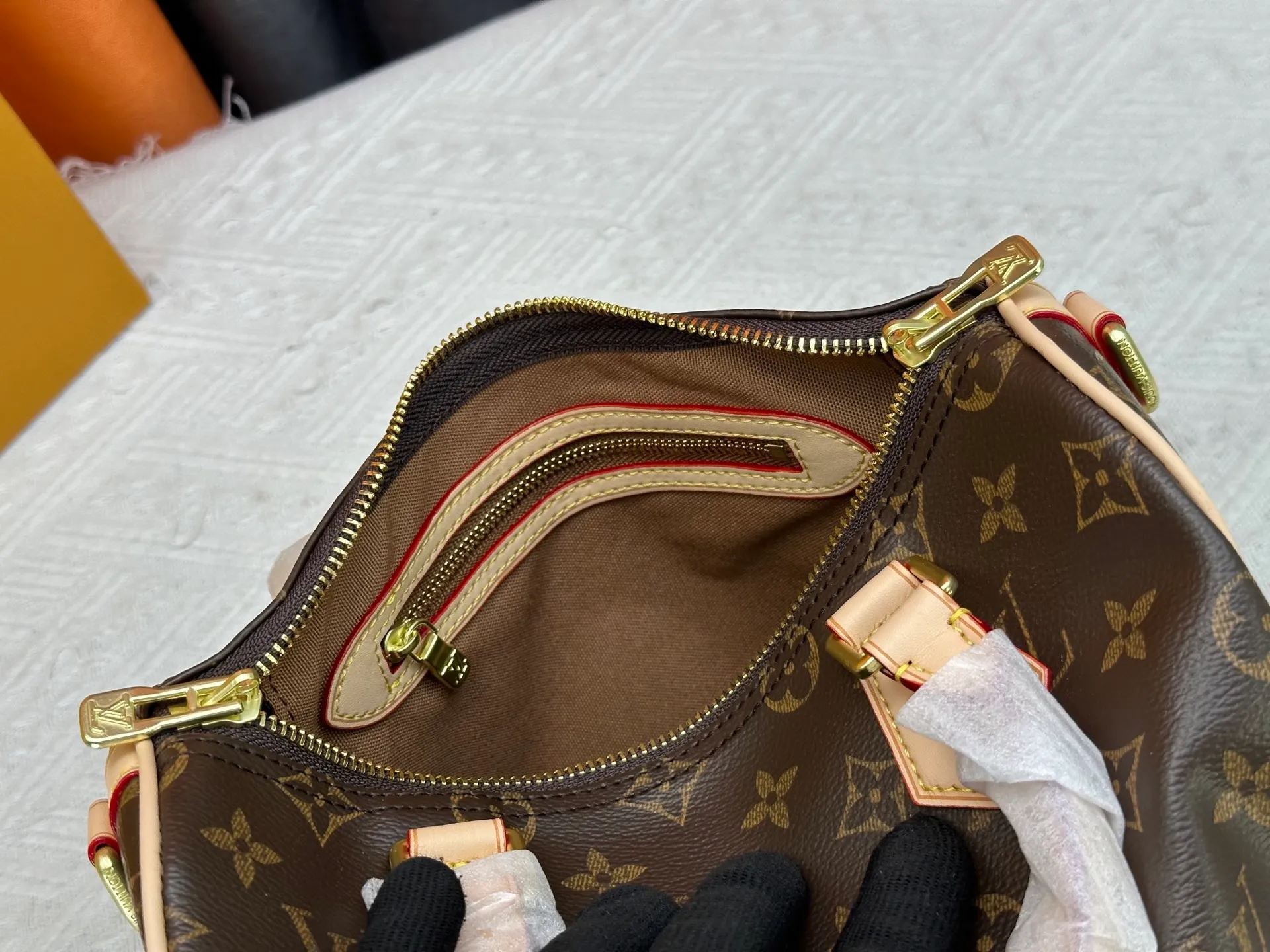 P240 P250 P260 high-definition shooting quality as shown in the picture. Good quality, full of positive reputation! Highly recommended Speedy fashion hot model, classic Monogram canvas➕imported Italian discolored yellow leather trim➕high-end original hardware➕adjustable shoulder strap lock. It feels soft, highly practical, and can be called a classic. The upper body is super elegant. Brand: LouisVuitton! Model: Small 40390/Medium 40391/Large 40392! Material: Imported original leather! Size: small size 25*19*15, medium size 30*21*17, large size 35*23*18,