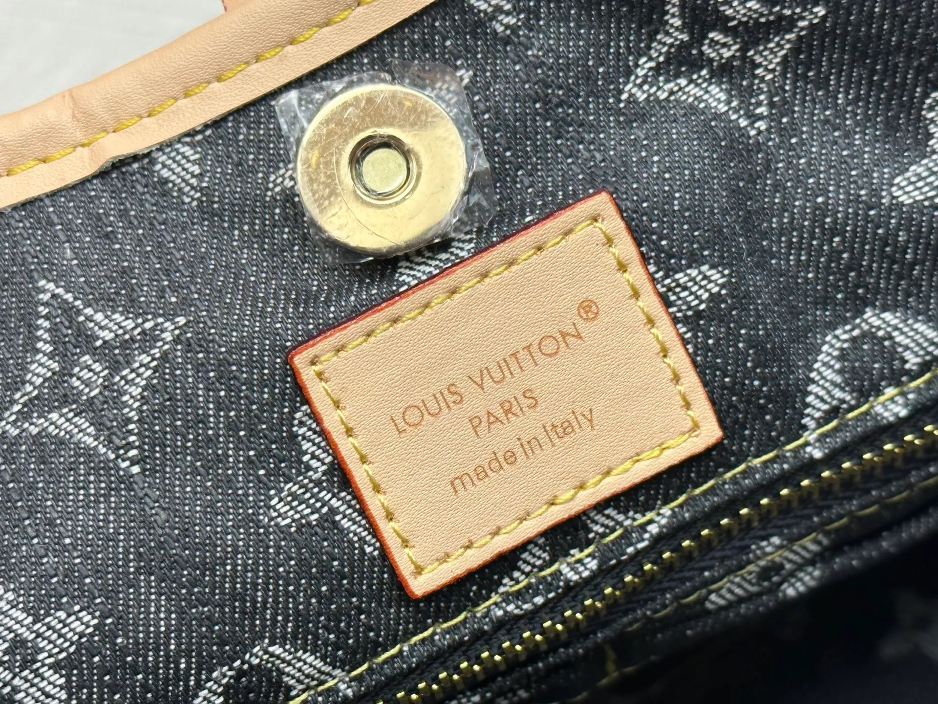 P300 upgraded original M11462 M46203 pink small new (denim denim) CarryAll small handbag is made of Monogram canvas and leather trim, making it a personal companion for urban life. The generous construction has a neat interior and a large interior pocket adds a functional element. Monogram canvas zippered clutch secured with leather strap. Dimensions: 29 x 24 x 12 cm