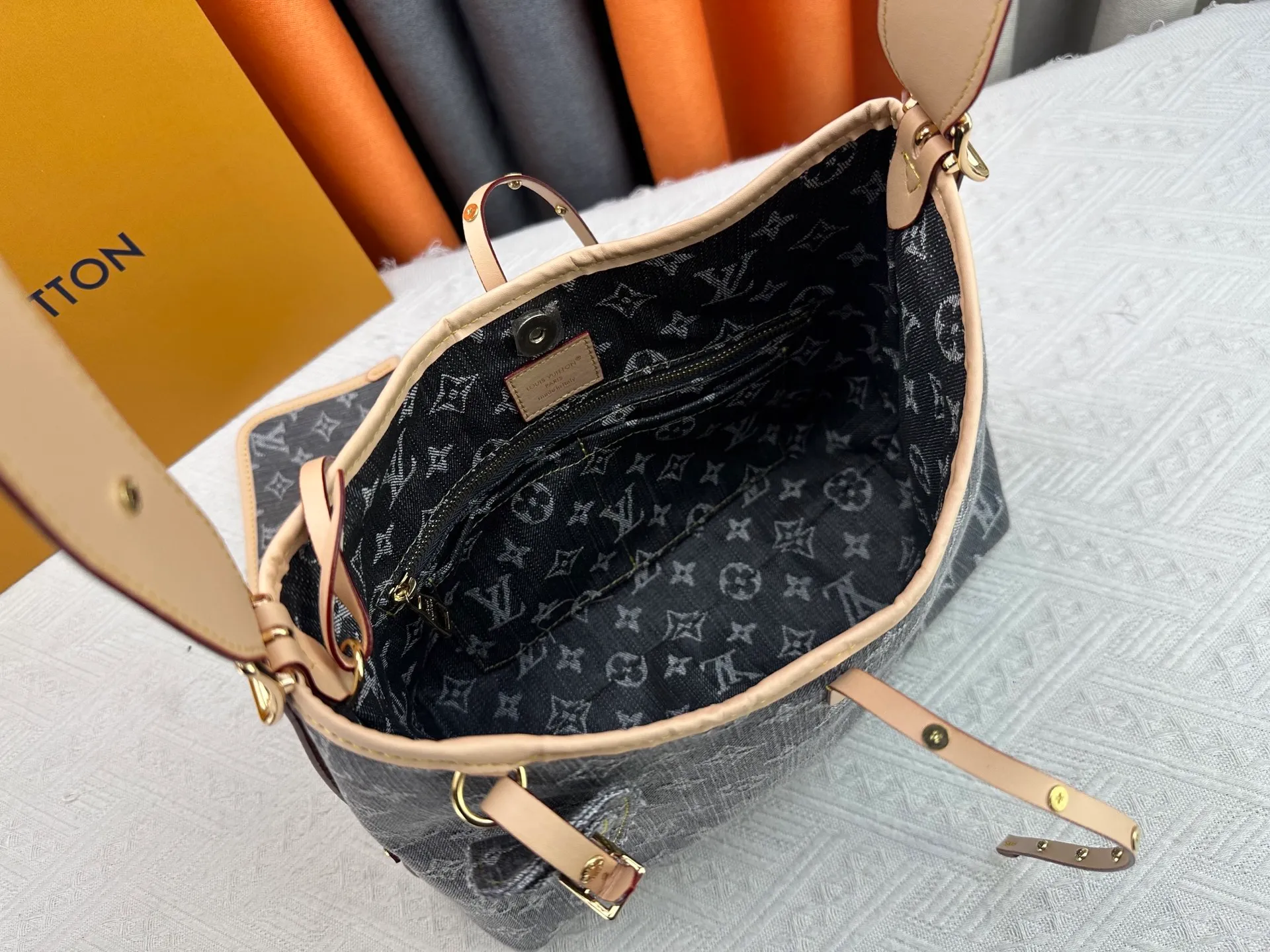 P300 upgraded original M11462 M46203 pink small new (denim denim) CarryAll small handbag is made of Monogram canvas and leather trim, making it a personal companion for urban life. The generous construction has a neat interior and a large interior pocket adds a functional element. Monogram canvas zippered clutch secured with leather strap. Dimensions: 29 x 24 x 12 cm