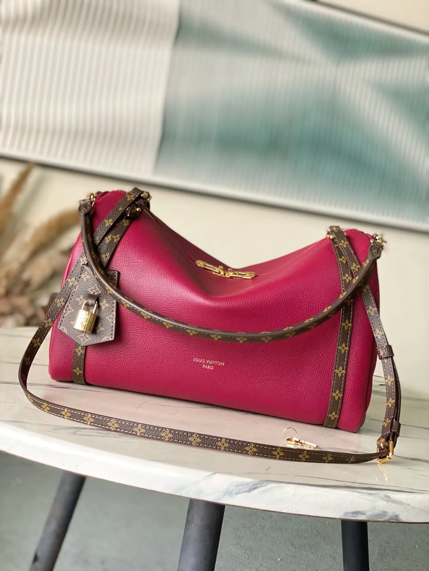 💰1080 (Top Grain Leather) Top Original Purple Medium M27689 This exquisite Express medium handbag is crafted from cow leather, echoing the rich color combinations of the ready-to-wear collection. Monogram coated canvas trim matches the lining; the signature key pouch and padlock can be removed and fastened to the zipper pull for a variety of looks. Can be worn cross-body, over the shoulder or by hand. Dimensions: 24 x 18.5 x 36 cm (H x W x Length)