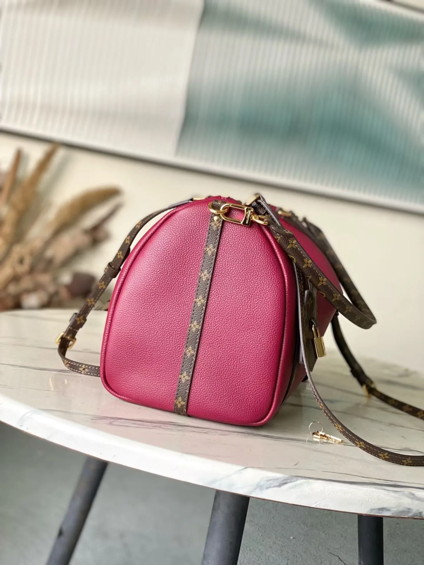 💰1080 (Top Grain Leather) Top Original Purple Medium M27689 This exquisite Express medium handbag is crafted from cow leather, echoing the rich color combinations of the ready-to-wear collection. Monogram coated canvas trim matches the lining; the signature key pouch and padlock can be removed and fastened to the zipper pull for a variety of looks. Can be worn cross-body, over the shoulder or by hand. Dimensions: 24 x 18.5 x 36 cm (H x W x Length)