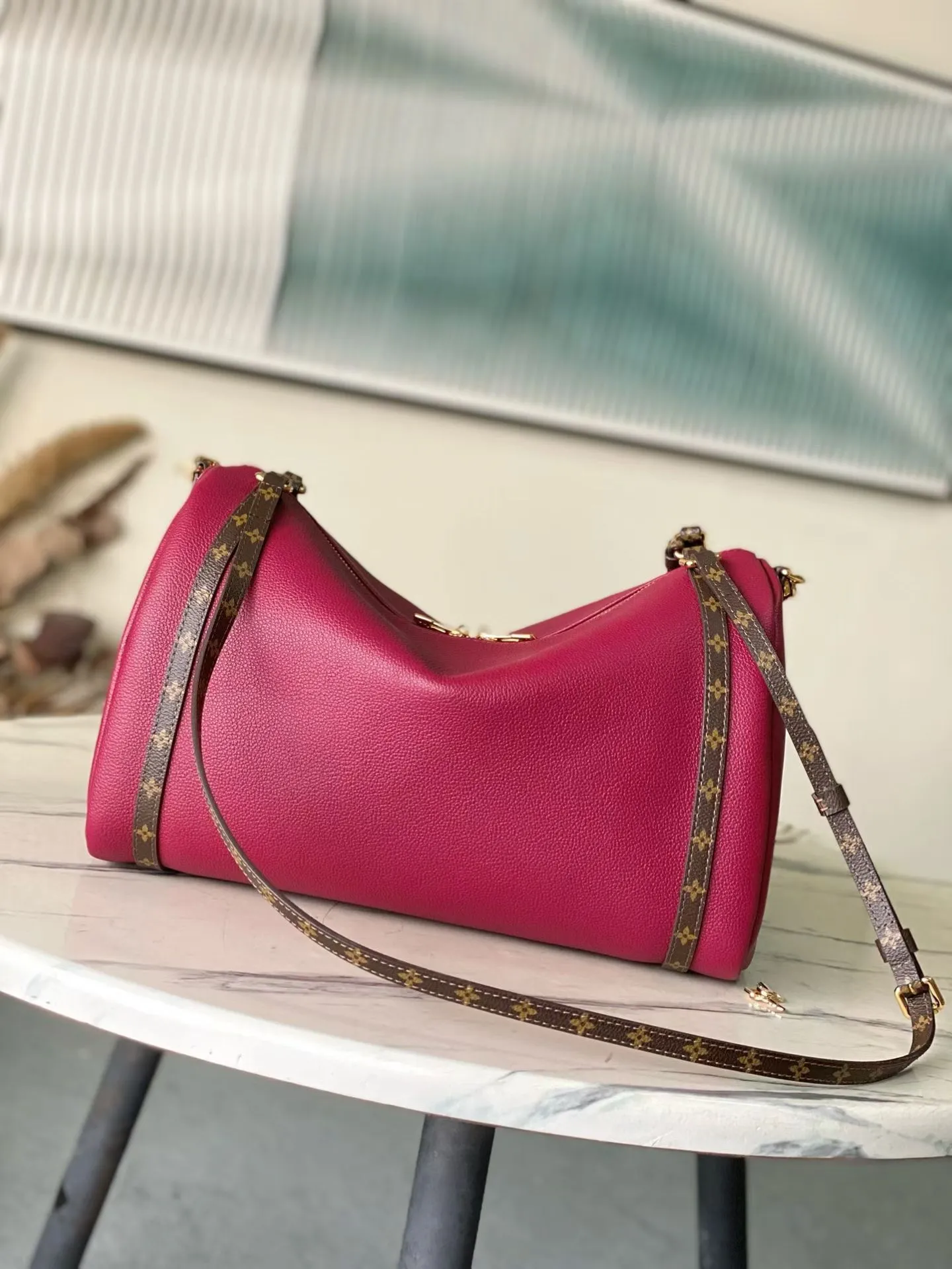 💰1080 (Top Grain Leather) Top Original Purple Medium M27689 This exquisite Express medium handbag is crafted from cow leather, echoing the rich color combinations of the ready-to-wear collection. Monogram coated canvas trim matches the lining; the signature key pouch and padlock can be removed and fastened to the zipper pull for a variety of looks. Can be worn cross-body, over the shoulder or by hand. Dimensions: 24 x 18.5 x 36 cm (H x W x Length)