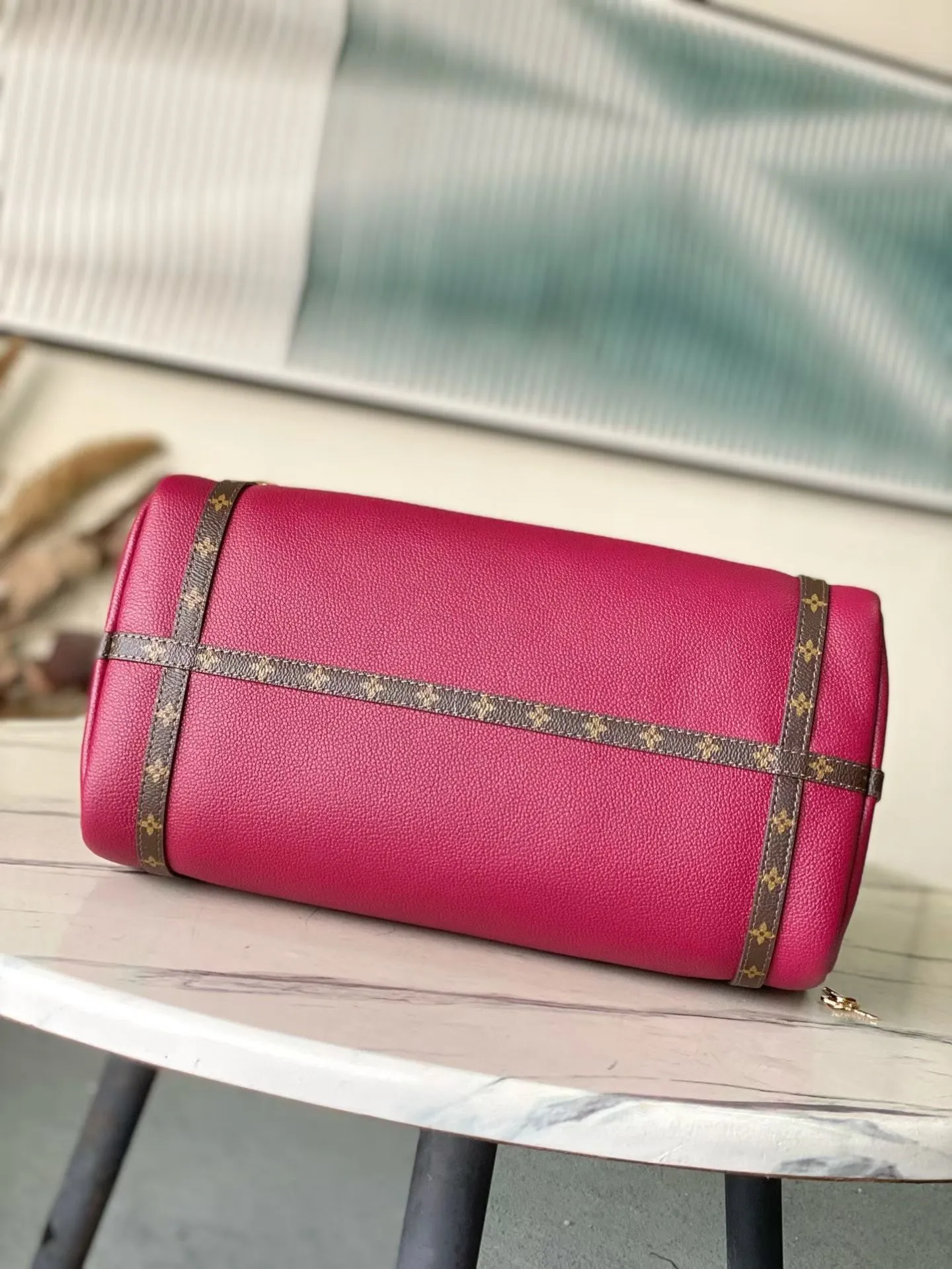 💰1080 (Top Grain Leather) Top Original Purple Medium M27689 This exquisite Express medium handbag is crafted from cow leather, echoing the rich color combinations of the ready-to-wear collection. Monogram coated canvas trim matches the lining; the signature key pouch and padlock can be removed and fastened to the zipper pull for a variety of looks. Can be worn cross-body, over the shoulder or by hand. Dimensions: 24 x 18.5 x 36 cm (H x W x Length)