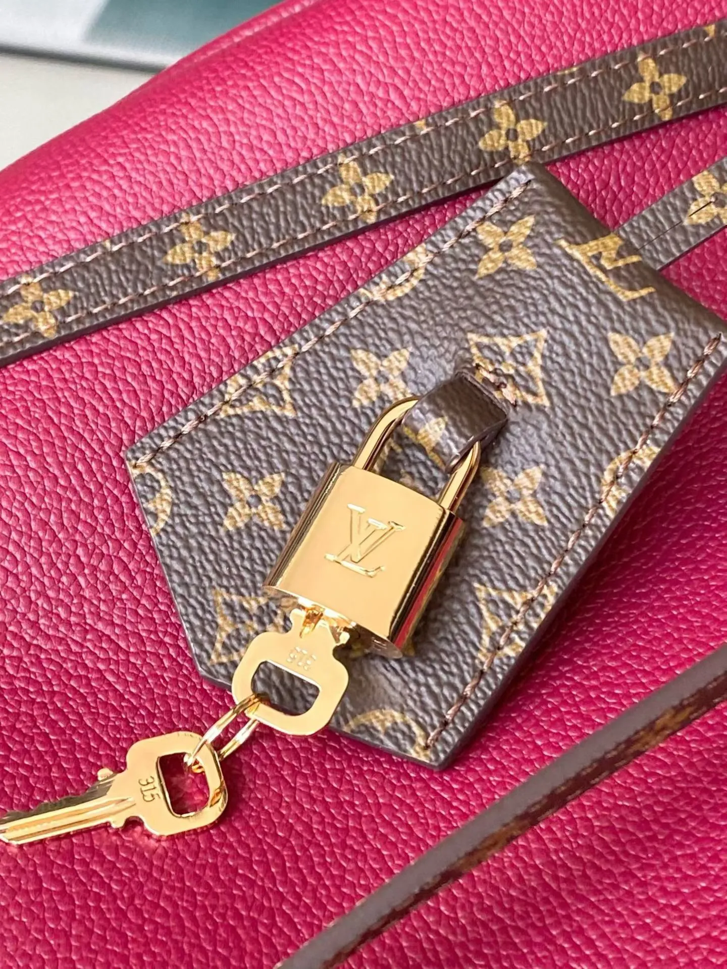 💰1080 (Top Grain Leather) Top Original Purple Medium M27689 This exquisite Express medium handbag is crafted from cow leather, echoing the rich color combinations of the ready-to-wear collection. Monogram coated canvas trim matches the lining; the signature key pouch and padlock can be removed and fastened to the zipper pull for a variety of looks. Can be worn cross-body, over the shoulder or by hand. Dimensions: 24 x 18.5 x 36 cm (H x W x Length)