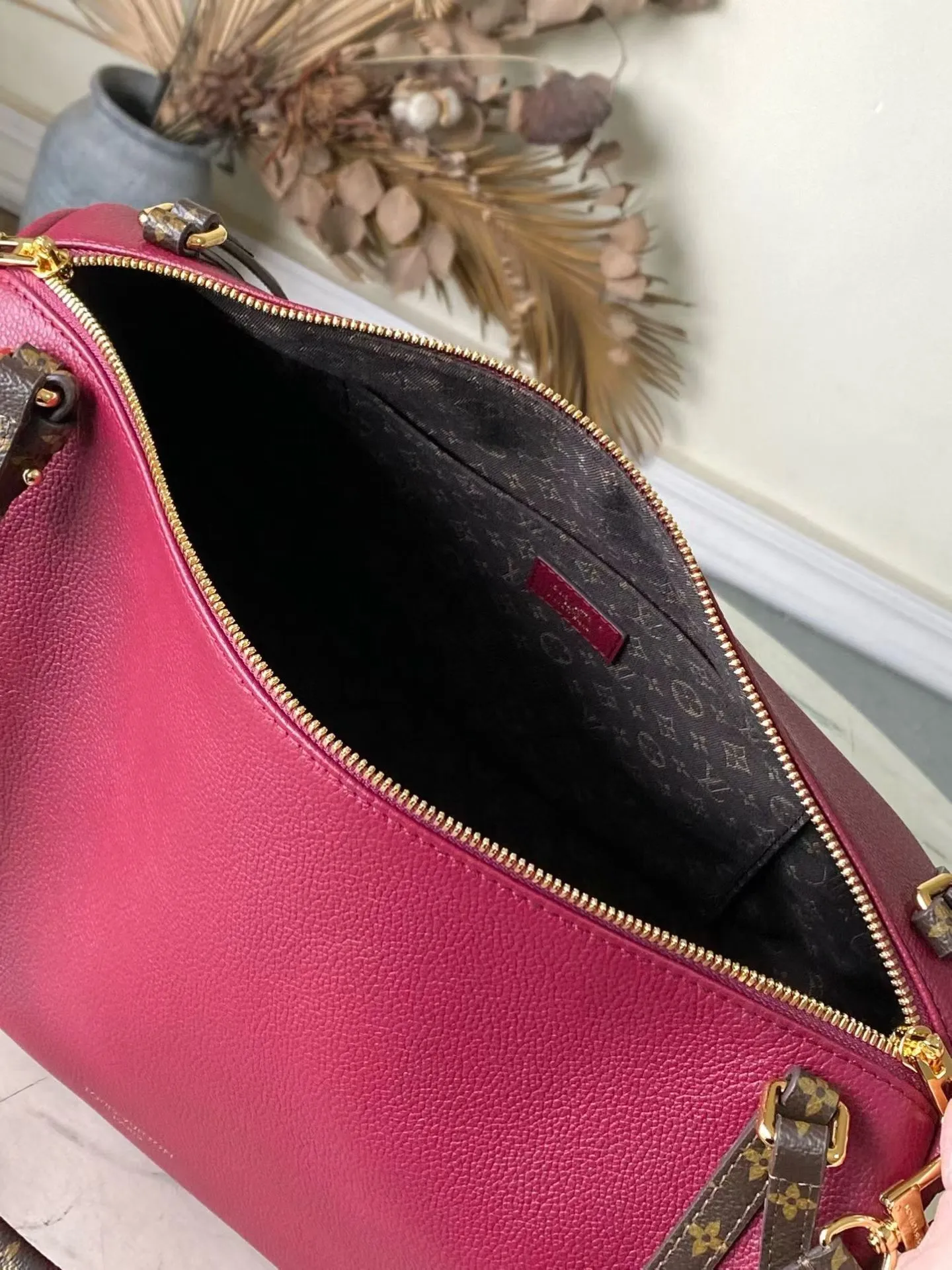 💰1080 (Top Grain Leather) Top Original Purple Medium M27689 This exquisite Express medium handbag is crafted from cow leather, echoing the rich color combinations of the ready-to-wear collection. Monogram coated canvas trim matches the lining; the signature key pouch and padlock can be removed and fastened to the zipper pull for a variety of looks. Can be worn cross-body, over the shoulder or by hand. Dimensions: 24 x 18.5 x 36 cm (H x W x Length)