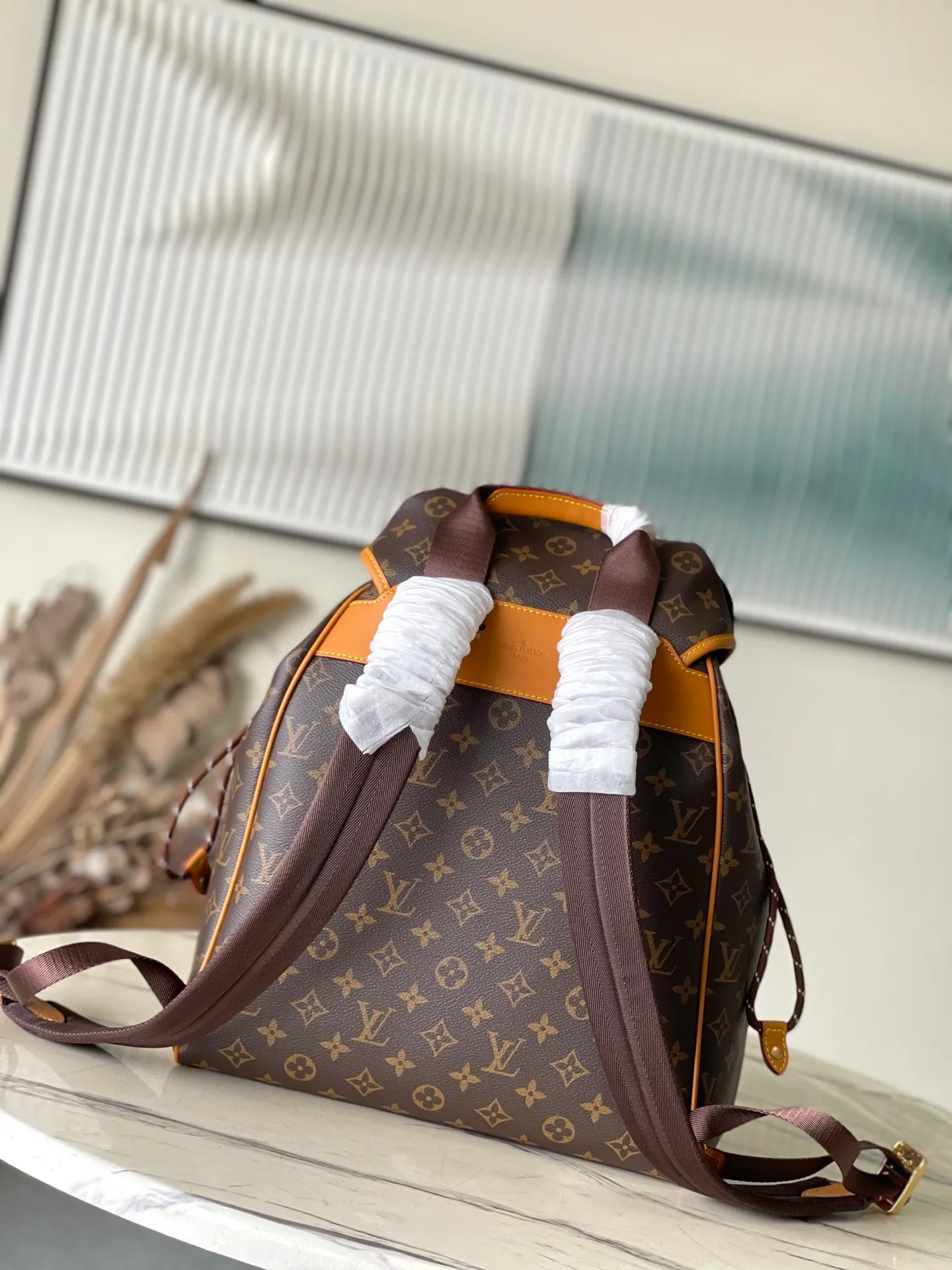 💰1480 Top Original M14015 This Montsouris Cargo backpack is practical and classic, with the iconic Monogram pattern, revealing the look and feel of Monogram canvas. Featuring a rounded silhouette, drawstring closure and comfortable shoulder straps, front pockets breathe new life into the iconic design. Dimensions: 34 × 40 × 17 cm