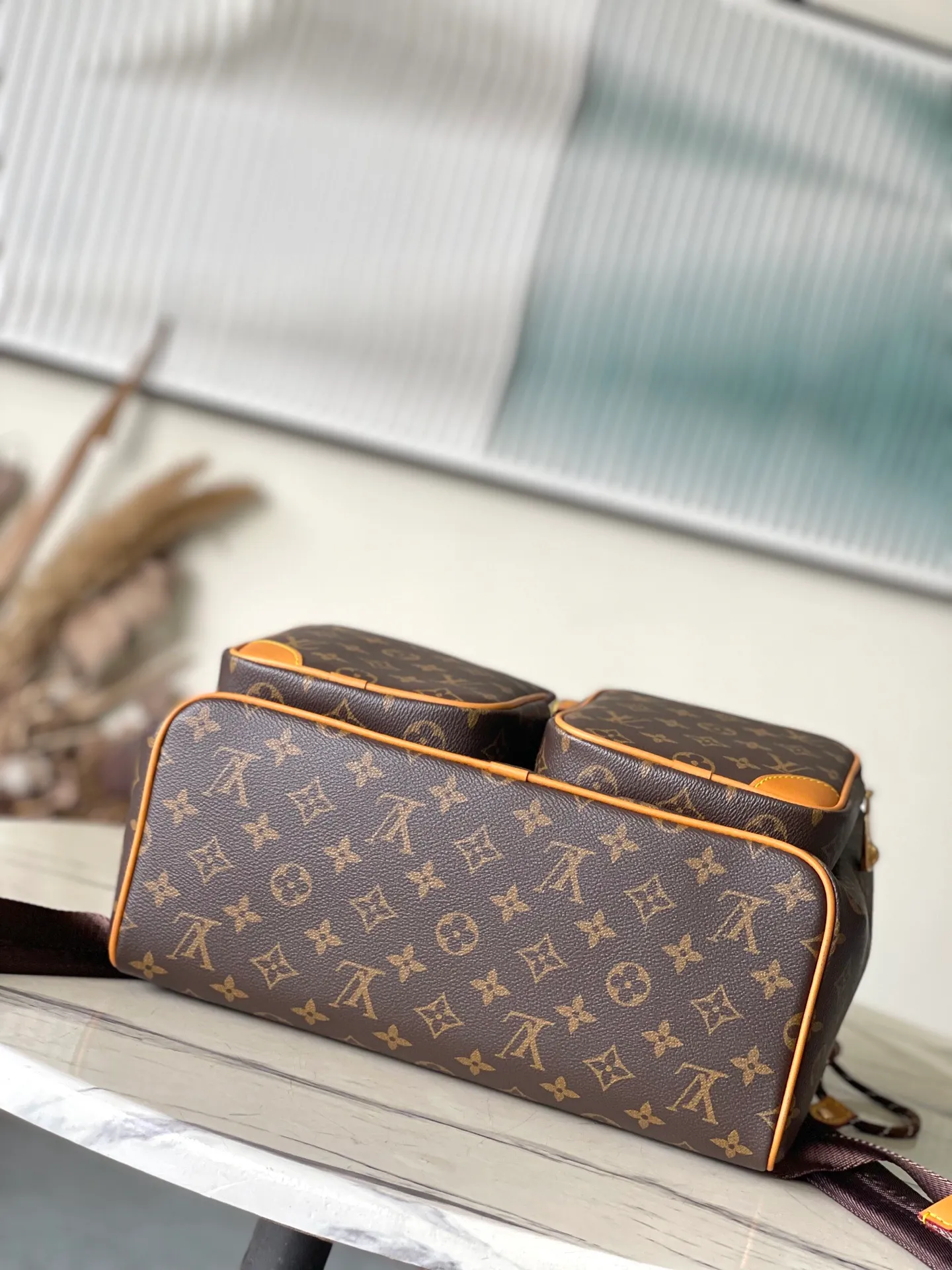 💰1480 Top Original M14015 This Montsouris Cargo backpack is practical and classic, with the iconic Monogram pattern, revealing the look and feel of Monogram canvas. Featuring a rounded silhouette, drawstring closure and comfortable shoulder straps, front pockets breathe new life into the iconic design. Dimensions: 34 × 40 × 17 cm