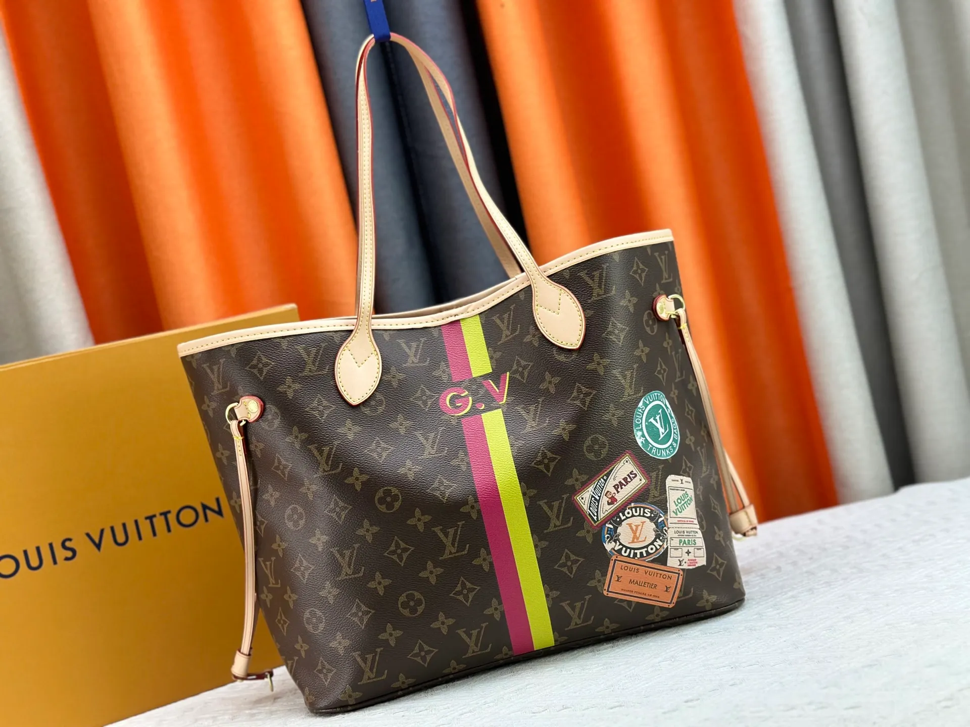 P260 Upgraded original M13758 M14210 M45686 M46649 M58907 M13675 M40995 This Neverfull medium handbag uses embossing and printing processes to depict the Monogram pattern on the cow leather. Tighten the side straps and the tote instantly transforms into an elegant urban handbag; the long handle makes it easy to carry over the shoulder or elbow. 31.0 x 28.0 x 14.0 cm (length x height x width)