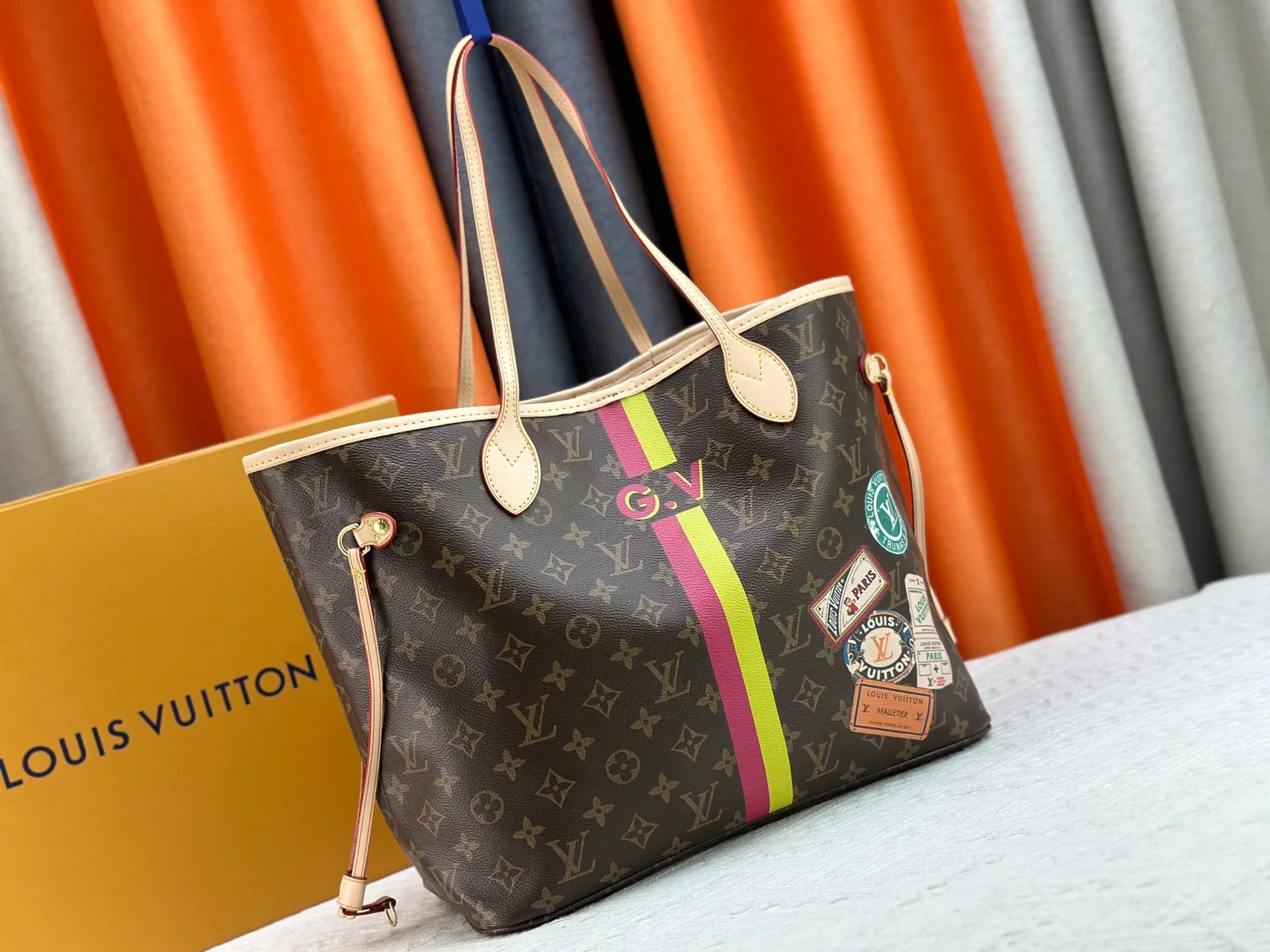 P260 Upgraded original M13758 M14210 M45686 M46649 M58907 M13675 M40995 This Neverfull medium handbag uses embossing and printing processes to depict the Monogram pattern on the cow leather. Tighten the side straps and the tote instantly transforms into an elegant urban handbag; the long handle makes it easy to carry over the shoulder or elbow. 31.0 x 28.0 x 14.0 cm (length x height x width)