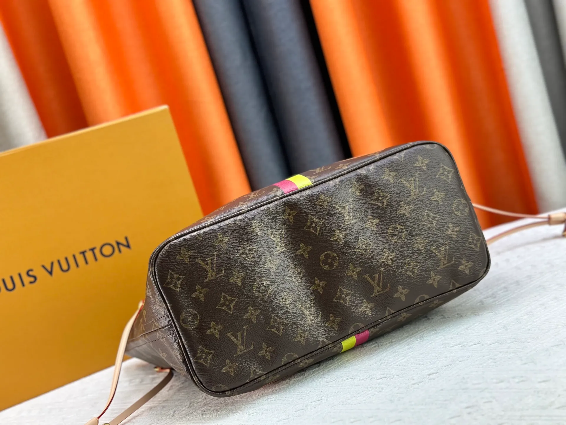 P260 Upgraded original M13758 M14210 M45686 M46649 M58907 M13675 M40995 This Neverfull medium handbag uses embossing and printing processes to depict the Monogram pattern on the cow leather. Tighten the side straps and the tote instantly transforms into an elegant urban handbag; the long handle makes it easy to carry over the shoulder or elbow. 31.0 x 28.0 x 14.0 cm (length x height x width)