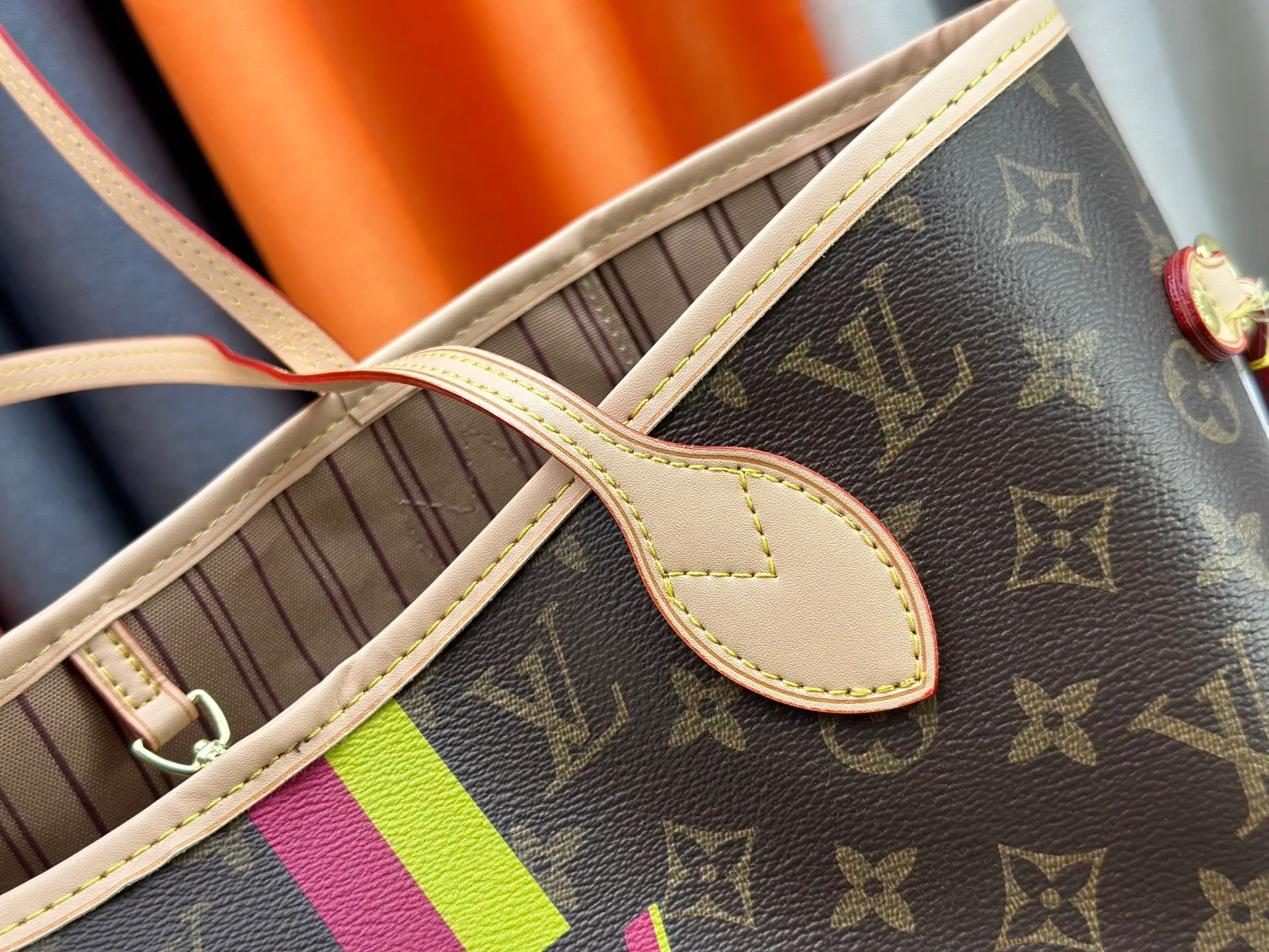 P260 Upgraded original M13758 M14210 M45686 M46649 M58907 M13675 M40995 This Neverfull medium handbag uses embossing and printing processes to depict the Monogram pattern on the cow leather. Tighten the side straps and the tote instantly transforms into an elegant urban handbag; the long handle makes it easy to carry over the shoulder or elbow. 31.0 x 28.0 x 14.0 cm (length x height x width)