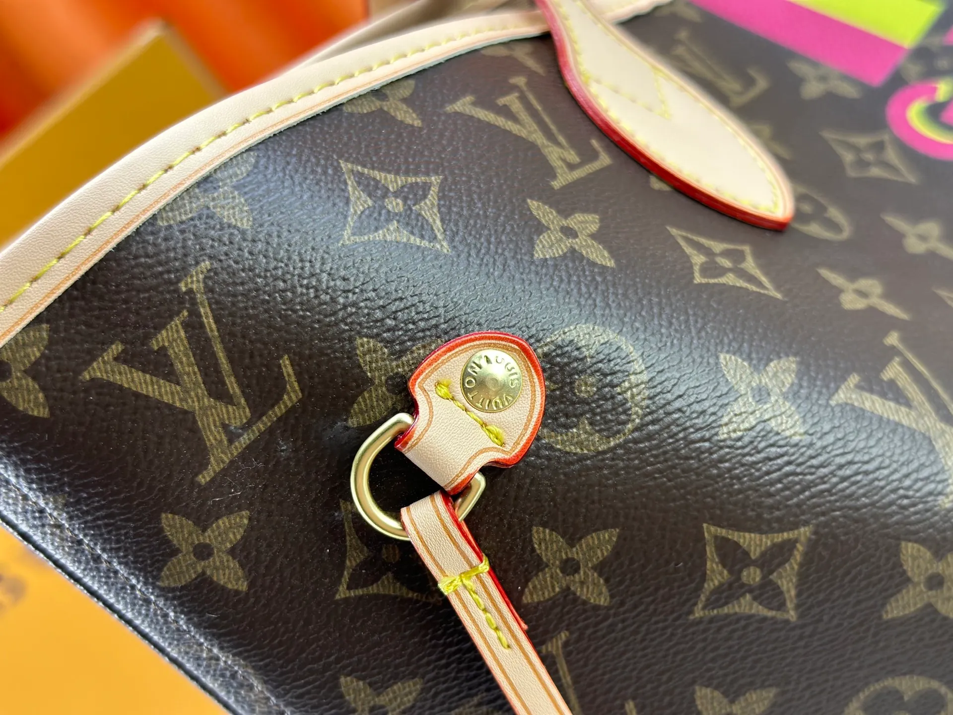 P260 Upgraded original M13758 M14210 M45686 M46649 M58907 M13675 M40995 This Neverfull medium handbag uses embossing and printing processes to depict the Monogram pattern on the cow leather. Tighten the side straps and the tote instantly transforms into an elegant urban handbag; the long handle makes it easy to carry over the shoulder or elbow. 31.0 x 28.0 x 14.0 cm (length x height x width)