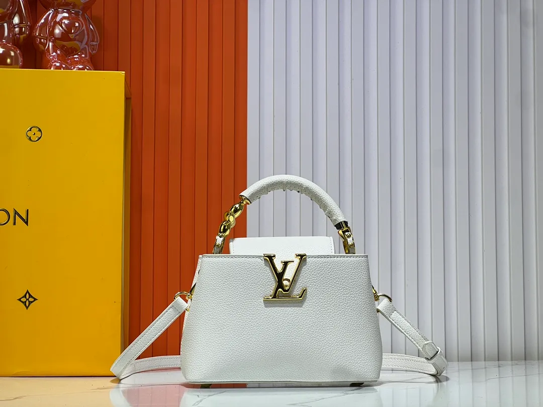 Batch 360💰Upgraded original M23943 M23944 M23945 M24698 M24989 This Capucines mini handbag incorporates exquisite Monogram flowers on the handle, presenting the three-dimensional look of the LV logo with delicate brushstrokes, injecting dazzling luster into the soft design. Full-grain Taurillon leather is designed to fit a smartphone, short wallet and other small essentials. Dimensions: Small 21.0 x 14.0 x 8.0 cm (L x H x W) Large 27x 17.5 x 9.0 cm (L x H x W)
