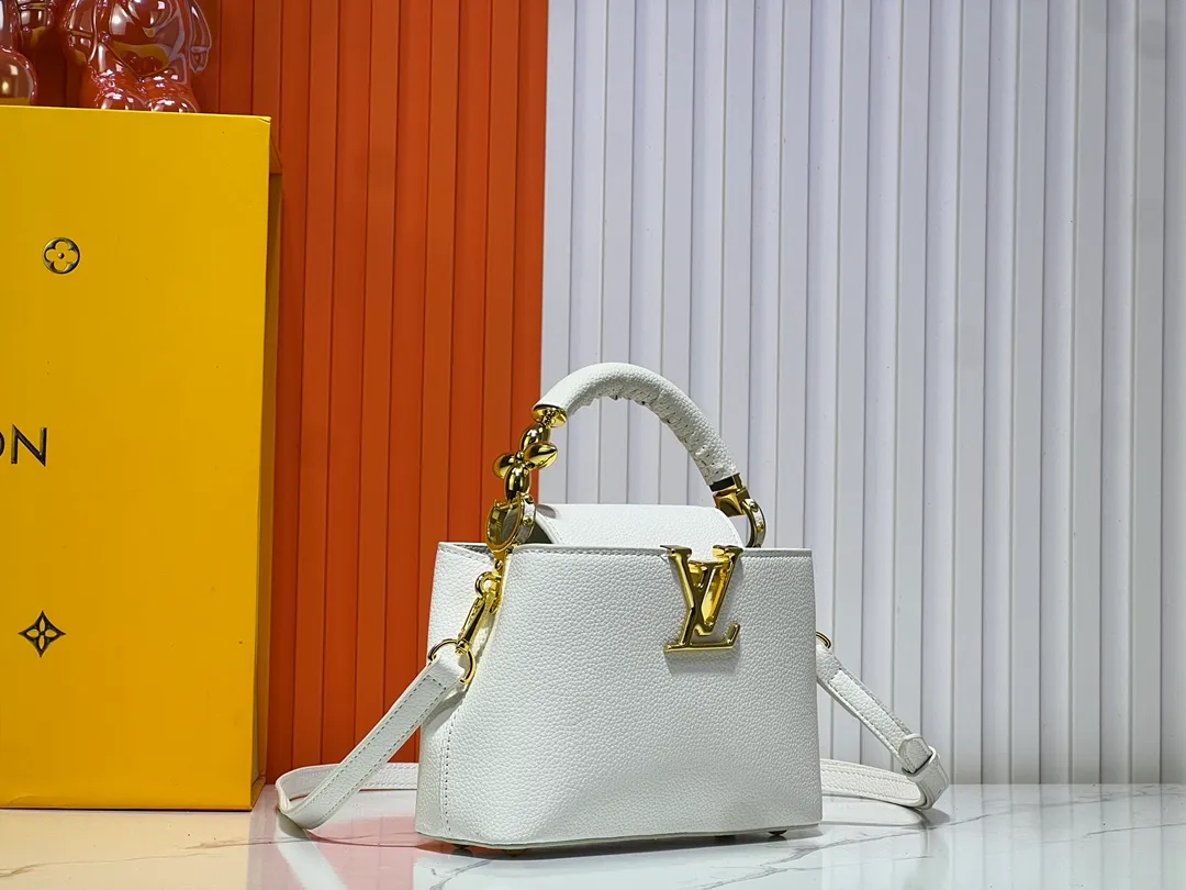 Batch 360💰Upgraded original M23943 M23944 M23945 M24698 M24989 This Capucines mini handbag incorporates exquisite Monogram flowers on the handle, presenting the three-dimensional look of the LV logo with delicate brushstrokes, injecting dazzling luster into the soft design. Full-grain Taurillon leather is designed to fit a smartphone, short wallet and other small essentials. Dimensions: Small 21.0 x 14.0 x 8.0 cm (L x H x W) Large 27x 17.5 x 9.0 cm (L x H x W)