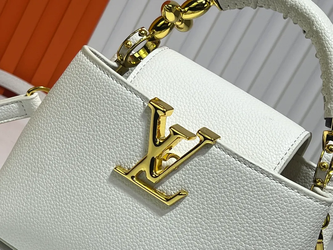 Batch 360💰Upgraded original M23943 M23944 M23945 M24698 M24989 This Capucines mini handbag incorporates exquisite Monogram flowers on the handle, presenting the three-dimensional look of the LV logo with delicate brushstrokes, injecting dazzling luster into the soft design. Full-grain Taurillon leather is designed to fit a smartphone, short wallet and other small essentials. Dimensions: Small 21.0 x 14.0 x 8.0 cm (L x H x W) Large 27x 17.5 x 9.0 cm (L x H x W)