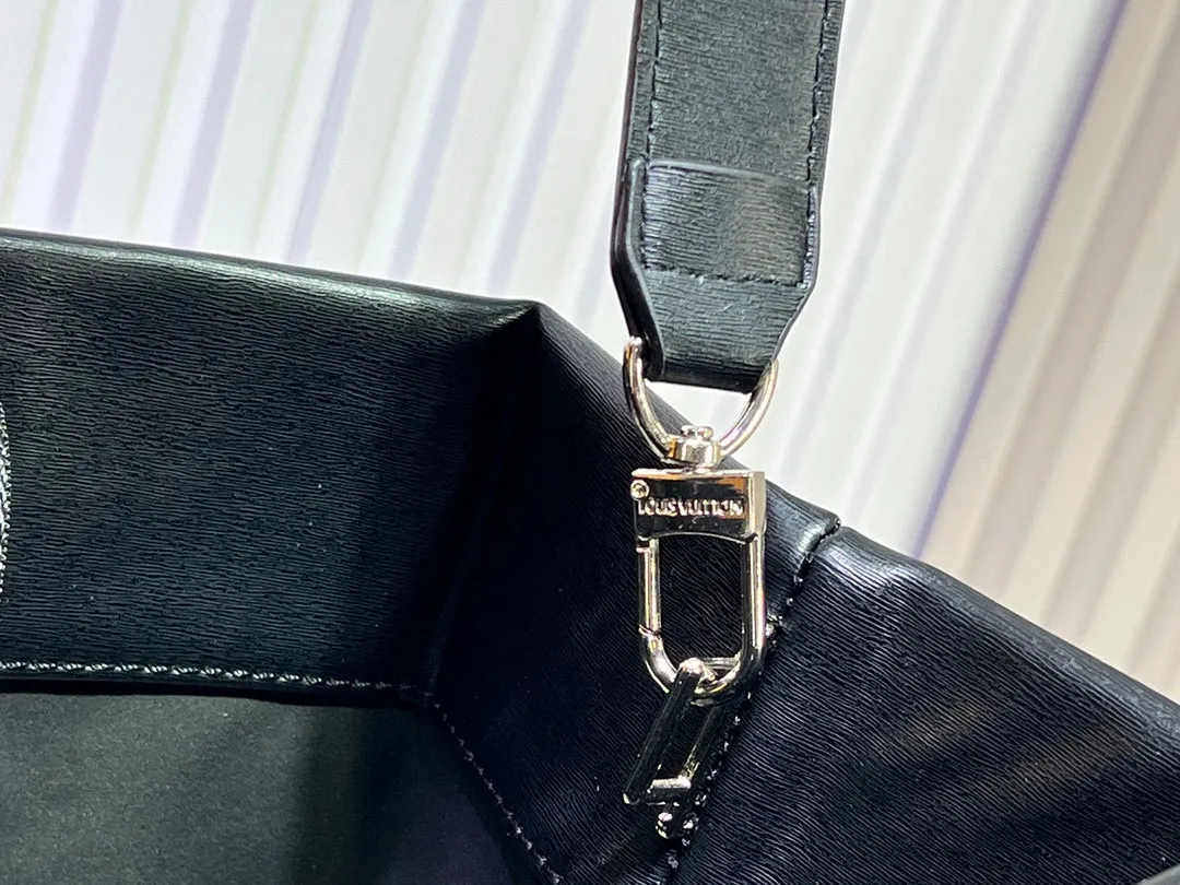 Batch 320💰Medium M24457 This medium Shopper handbag draws inspiration from Louis Vuitton shopping bags, with the words Louis Vuitton and Maison Fondée En 1854 written on soft cow leather, with a top handle and a detachable shoulder strap. Dimensions: 34x31x14cm