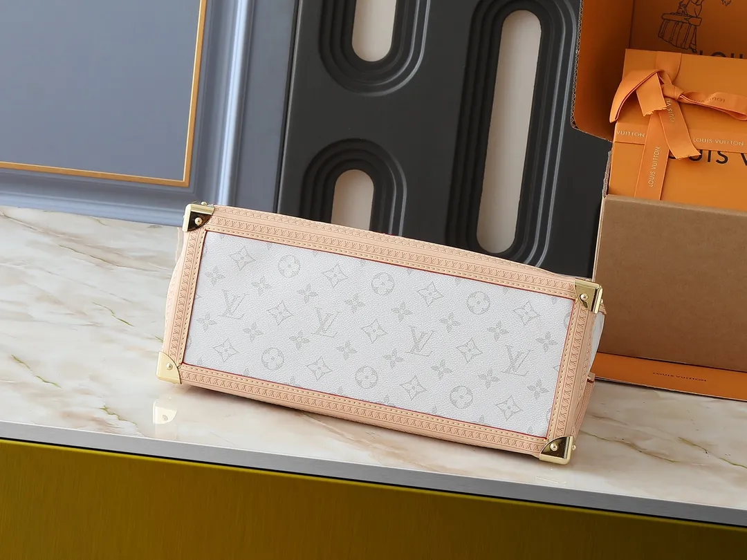 💰320💰The upgraded original M13079 Louis Vuitton x Takashi Murakami reissue series interprets the OnTheGo medium handbag in a smart way. The colorful Monogram canvas body, cowhide leather trim and LV x TM key bag highlight the sophisticated style. The shiny corners recall the design of traditional Louis Vuitton luggage, and the shoulder strap and top handle allow for multiple carrying methods. Dimensions: 35.0 x 27.0 x 14.0 cm (length x height x width)