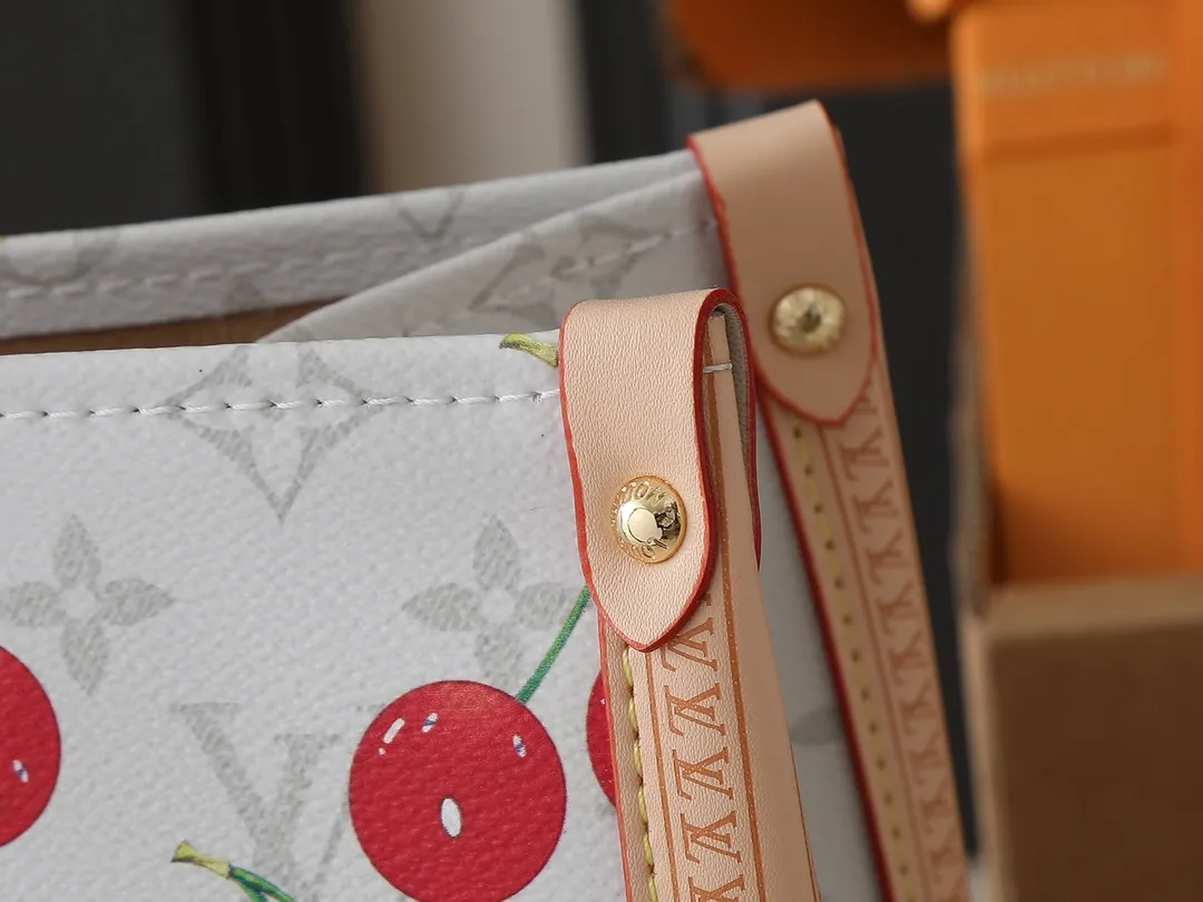 💰320💰The upgraded original M13079 Louis Vuitton x Takashi Murakami reissue series interprets the OnTheGo medium handbag in a smart way. The colorful Monogram canvas body, cowhide leather trim and LV x TM key bag highlight the sophisticated style. The shiny corners recall the design of traditional Louis Vuitton luggage, and the shoulder strap and top handle allow for multiple carrying methods. Dimensions: 35.0 x 27.0 x 14.0 cm (length x height x width)