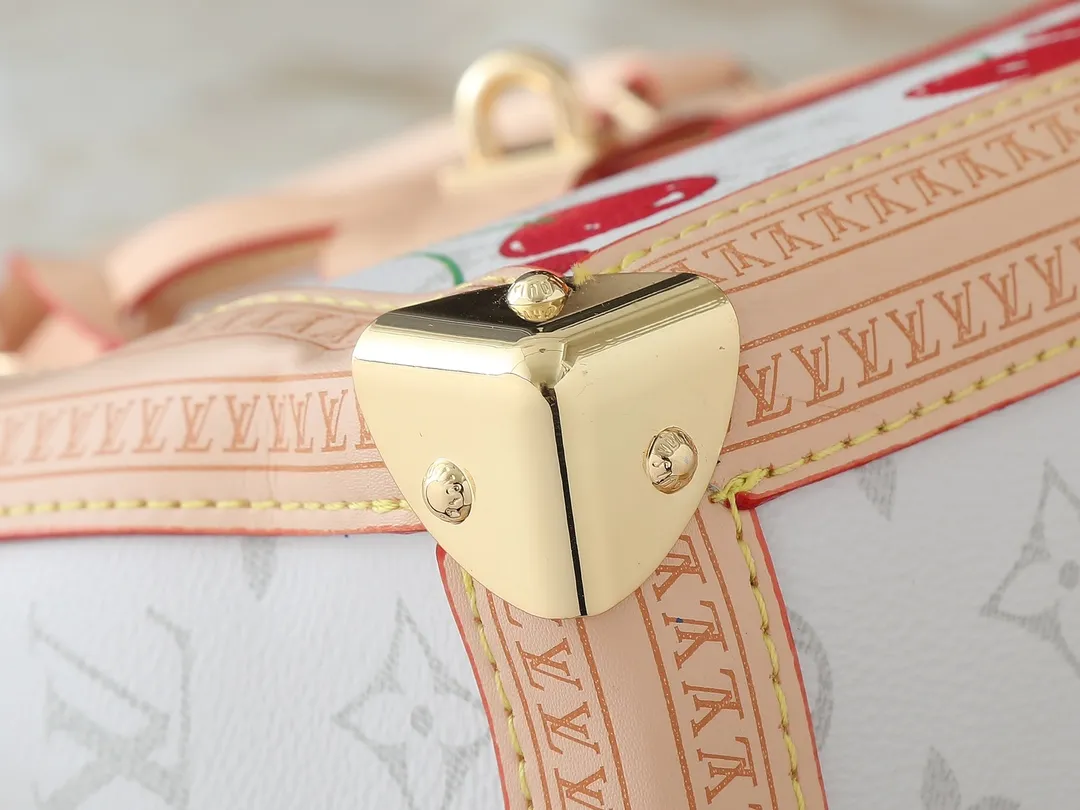 💰320💰The upgraded original M13079 Louis Vuitton x Takashi Murakami reissue series interprets the OnTheGo medium handbag in a smart way. The colorful Monogram canvas body, cowhide leather trim and LV x TM key bag highlight the sophisticated style. The shiny corners recall the design of traditional Louis Vuitton luggage, and the shoulder strap and top handle allow for multiple carrying methods. Dimensions: 35.0 x 27.0 x 14.0 cm (length x height x width)