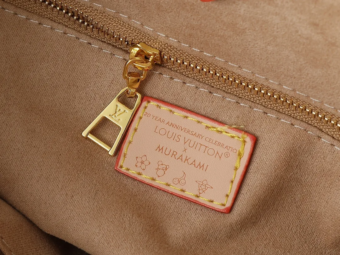 💰320💰The upgraded original M13079 Louis Vuitton x Takashi Murakami reissue series interprets the OnTheGo medium handbag in a smart way. The colorful Monogram canvas body, cowhide leather trim and LV x TM key bag highlight the sophisticated style. The shiny corners recall the design of traditional Louis Vuitton luggage, and the shoulder strap and top handle allow for multiple carrying methods. Dimensions: 35.0 x 27.0 x 14.0 cm (length x height x width)