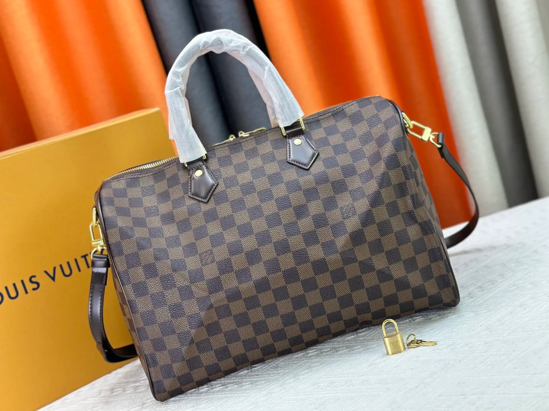 P240 P250 P260 high-definition shooting quality as shown in the picture. Good quality, full of positive reputation! Highly recommended Speedy fashion hot model, classic Monogram canvas➕imported Italian discolored yellow leather trim➕high-end original hardware➕adjustable shoulder strap lock. It feels soft, highly practical, and can be called a classic. The upper body is super elegant. Brand: LouisVuitton! Model: Small 40390/Medium 40391/Large 40392! Material: Imported original leather! Size: small size 25*19*15, medium size 30*21*17, large size 35*23*18,
