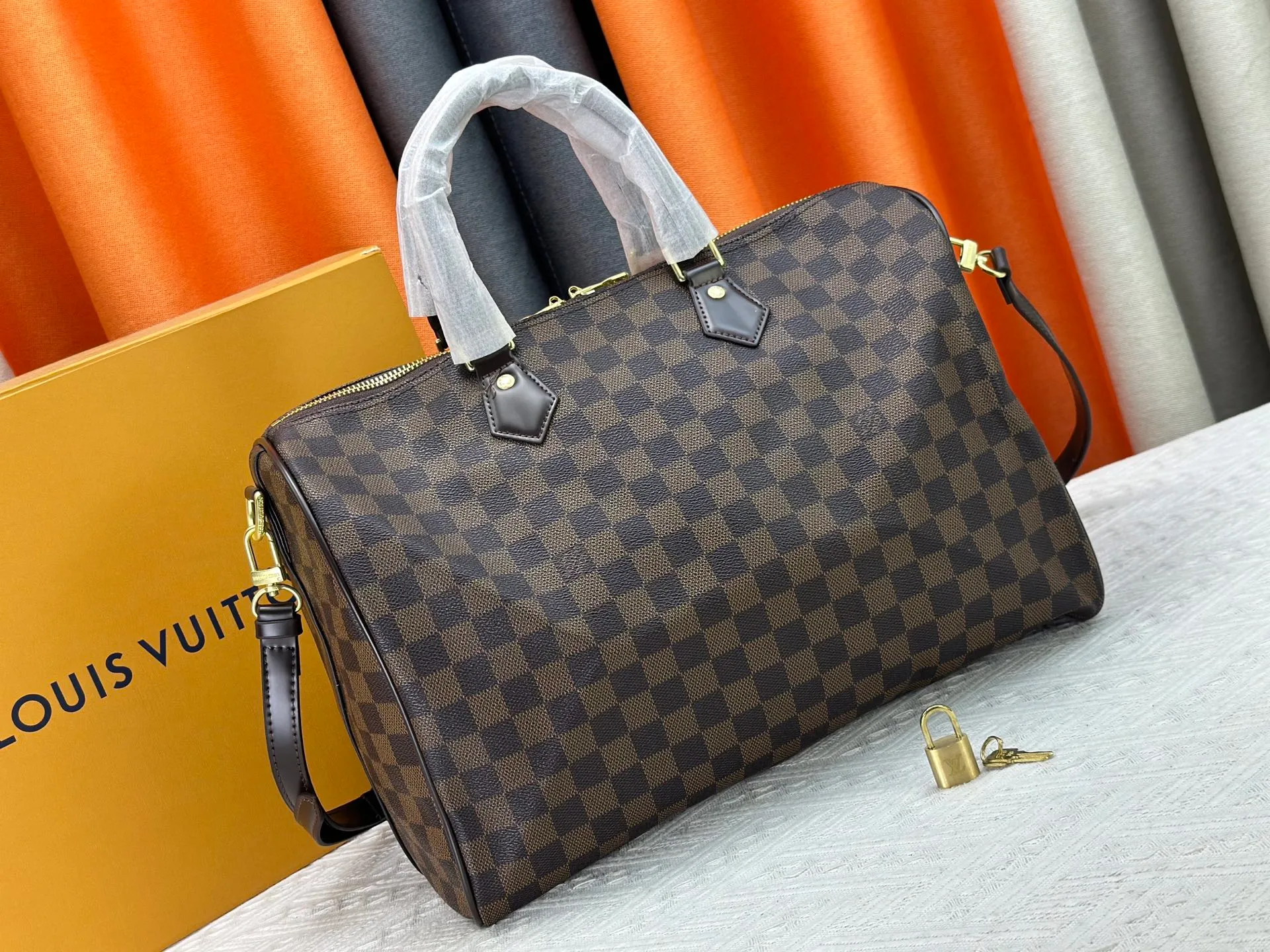 P240 P250 P260 high-definition shooting quality as shown in the picture. Good quality, full of positive reputation! Highly recommended Speedy fashion hot model, classic Monogram canvas➕imported Italian discolored yellow leather trim➕high-end original hardware➕adjustable shoulder strap lock. It feels soft, highly practical, and can be called a classic. The upper body is super elegant. Brand: LouisVuitton! Model: Small 40390/Medium 40391/Large 40392! Material: Imported original leather! Size: small size 25*19*15, medium size 30*21*17, large size 35*23*18,