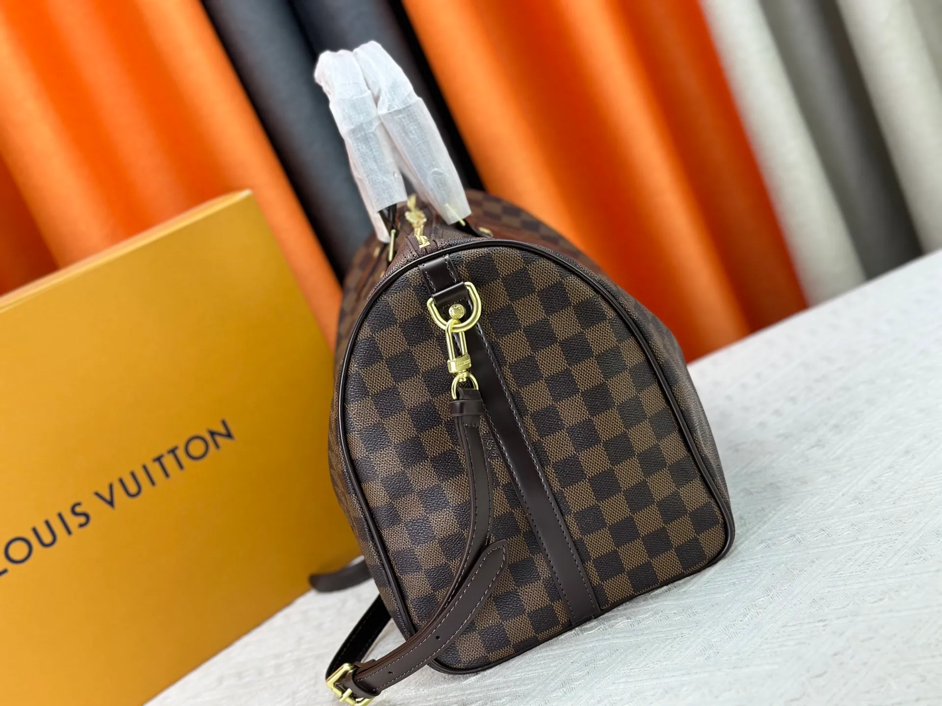 P240 P250 P260 high-definition shooting quality as shown in the picture. Good quality, full of positive reputation! Highly recommended Speedy fashion hot model, classic Monogram canvas➕imported Italian discolored yellow leather trim➕high-end original hardware➕adjustable shoulder strap lock. It feels soft, highly practical, and can be called a classic. The upper body is super elegant. Brand: LouisVuitton! Model: Small 40390/Medium 40391/Large 40392! Material: Imported original leather! Size: small size 25*19*15, medium size 30*21*17, large size 35*23*18,