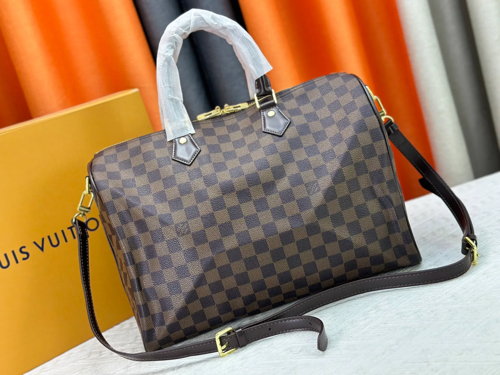 P240 P250 P260 high-definition shooting quality as shown in the picture. Good quality, full of positive reputation! Highly recommended Speedy fashion hot model, classic Monogram canvas➕imported Italian discolored yellow leather trim➕high-end original hardware➕adjustable shoulder strap lock. It feels soft, highly practical, and can be called a classic. The upper body is super elegant. Brand: LouisVuitton! Model: Small 40390/Medium 40391/Large 40392! Material: Imported original leather! Size: small size 25*19*15, medium size 30*21*17, large size 35*23*18,
